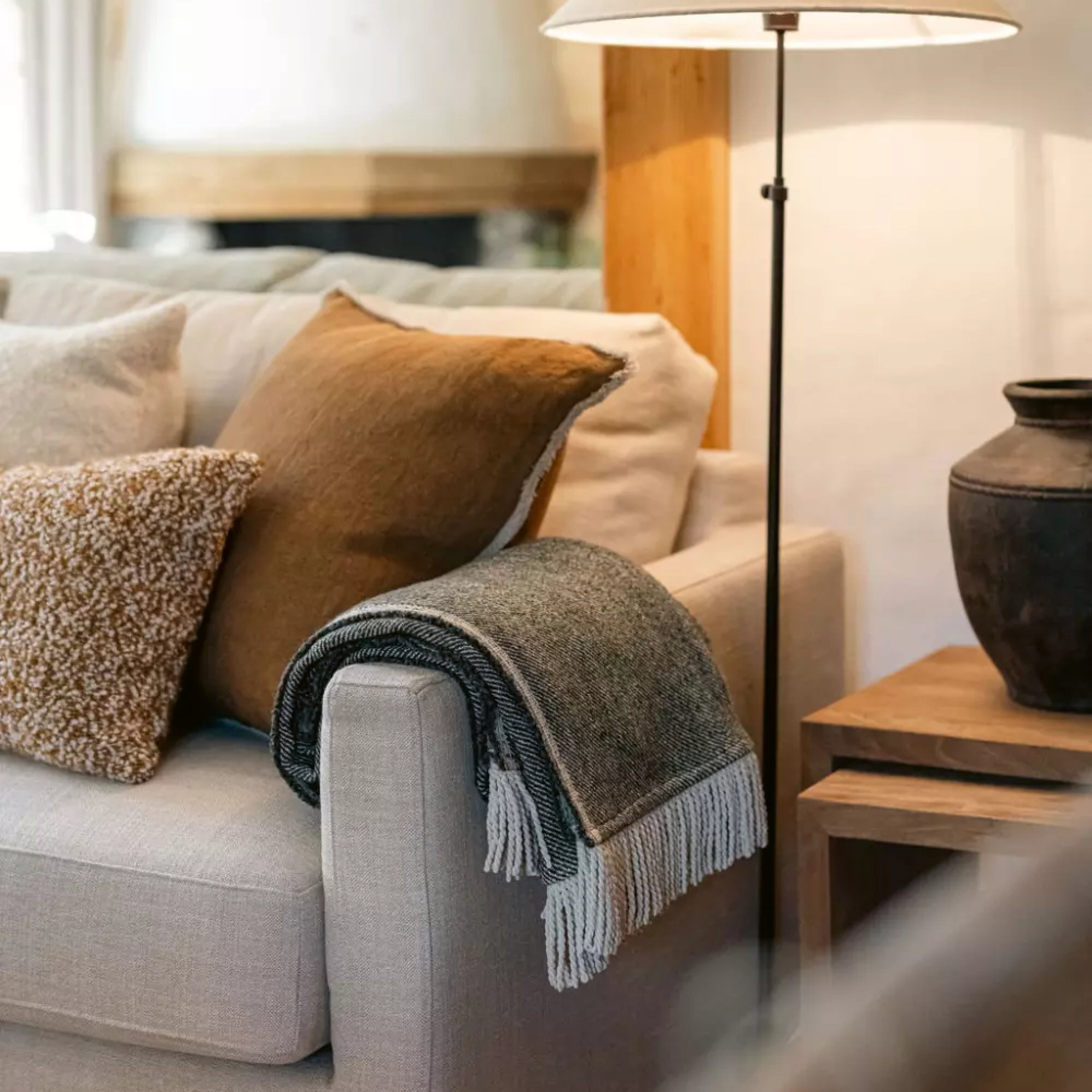 capa Home Leinenkissen – natürliche Wohntextilien in Beige und Braun, mobil inszeniert