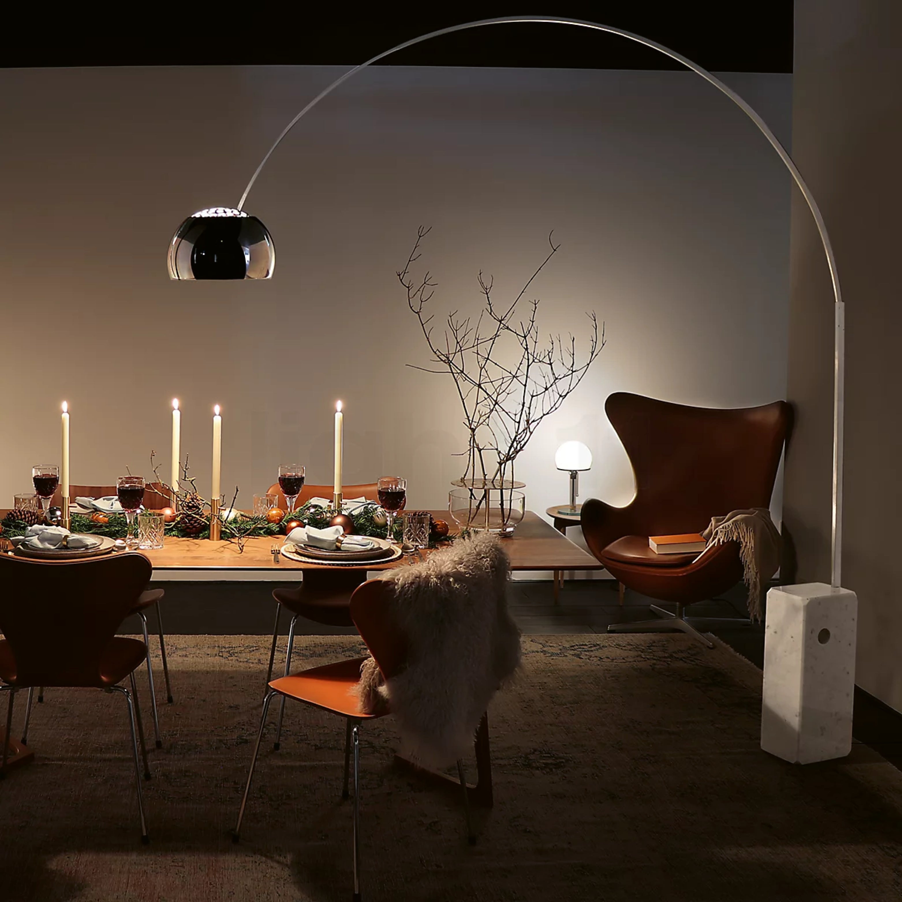 Designklassiker Flos Arco Stehleuchte mit gebogenem Edelstahlbogen und Marmorsockel, ikonisch seit 1962 – elegantes Lichtobjekt für moderne Interiors.