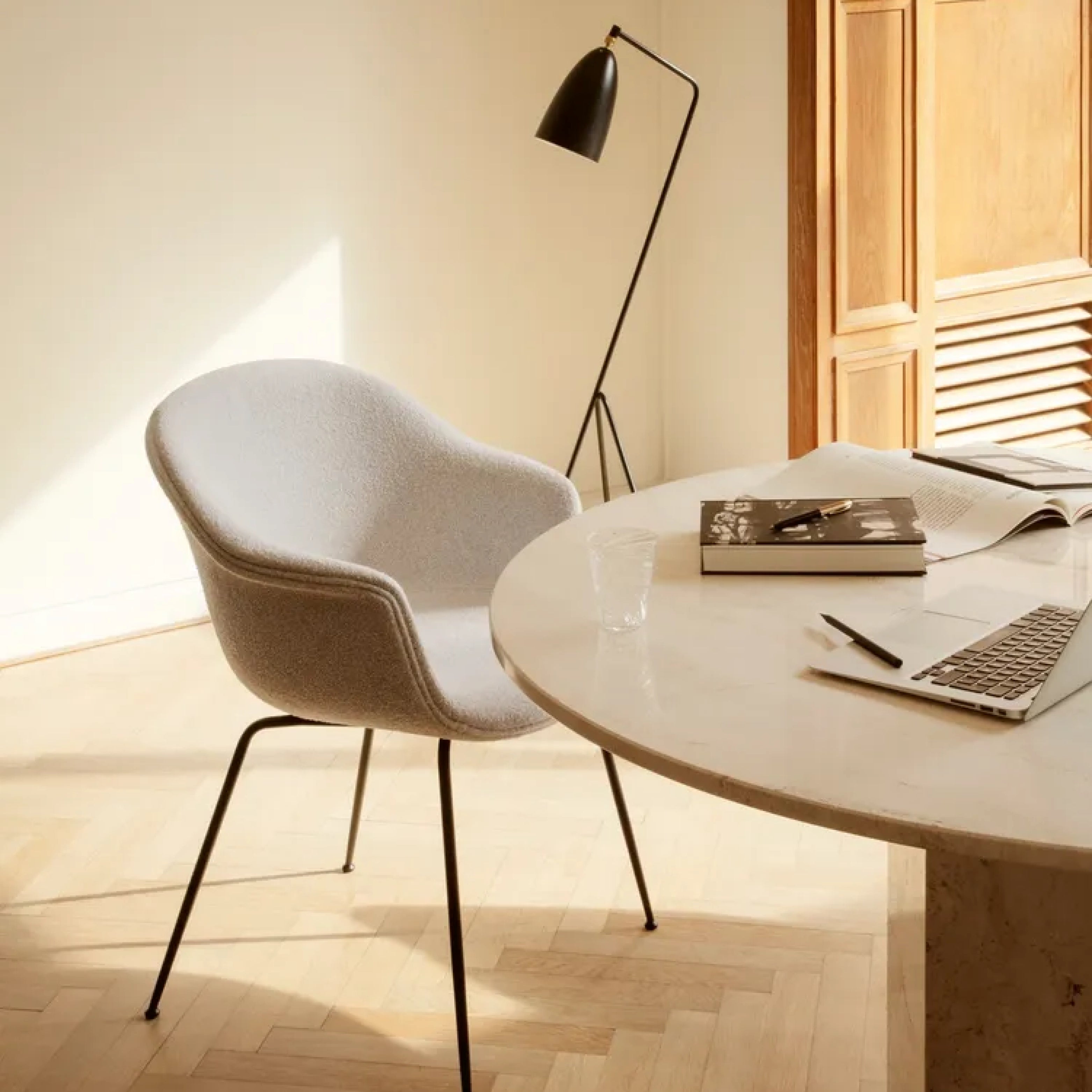 BEETLE Stuhl von Gubi in creme Stoff mit schwarzen Metallfüße an Marmor Esstisch mit GRASHOPPER Stehlampe