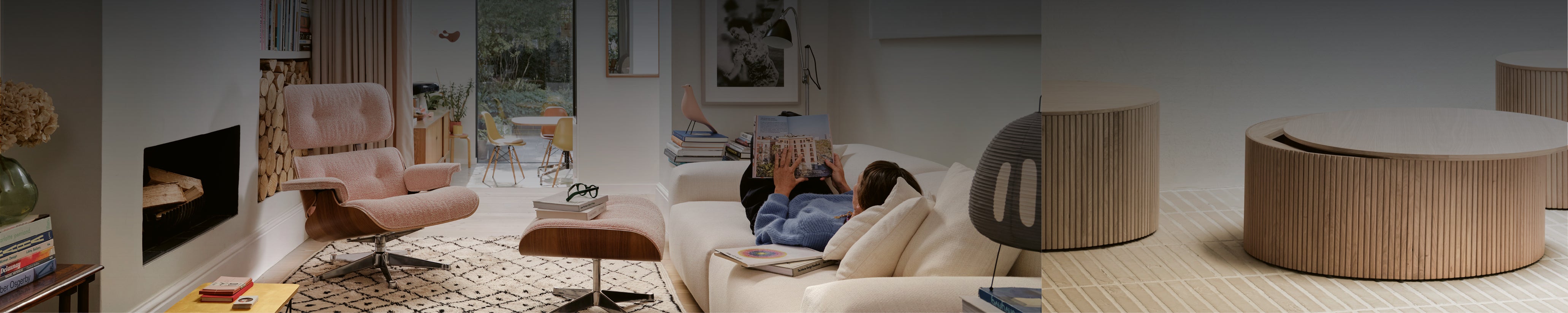 Weitwinkelansicht eines Wohnzimmers mit Loungechair, Sofa, Lesesituation und im rechten Bildteil runden Holz-Couchtischen mit Lamellenstruktur – komplette Wohnzimmer Kollektion im Design-Ambiente.