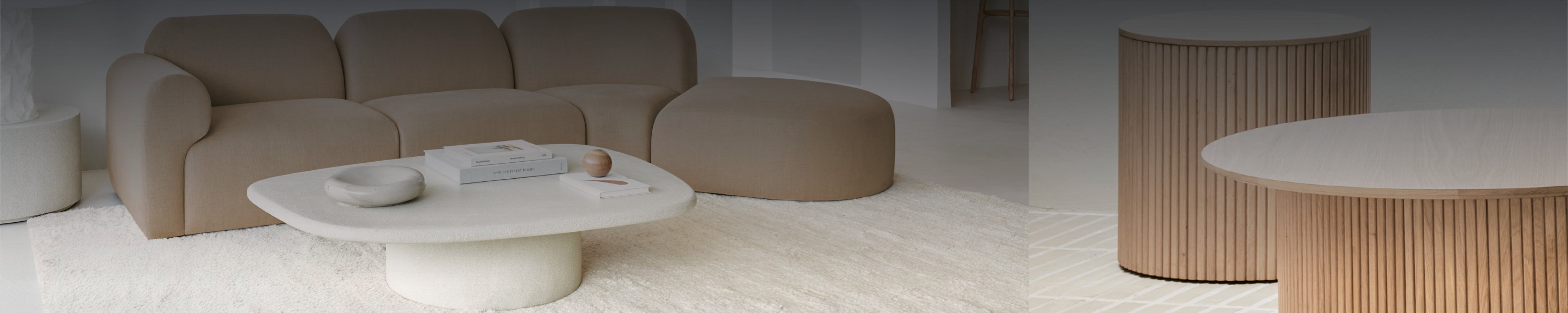 Desktop-Ansicht mehrerer Beistelltische von Ethnicraft aus Holz und Metall – stimmig inszeniert im Wohnbereich mit natürlichen Farben und Texturen.