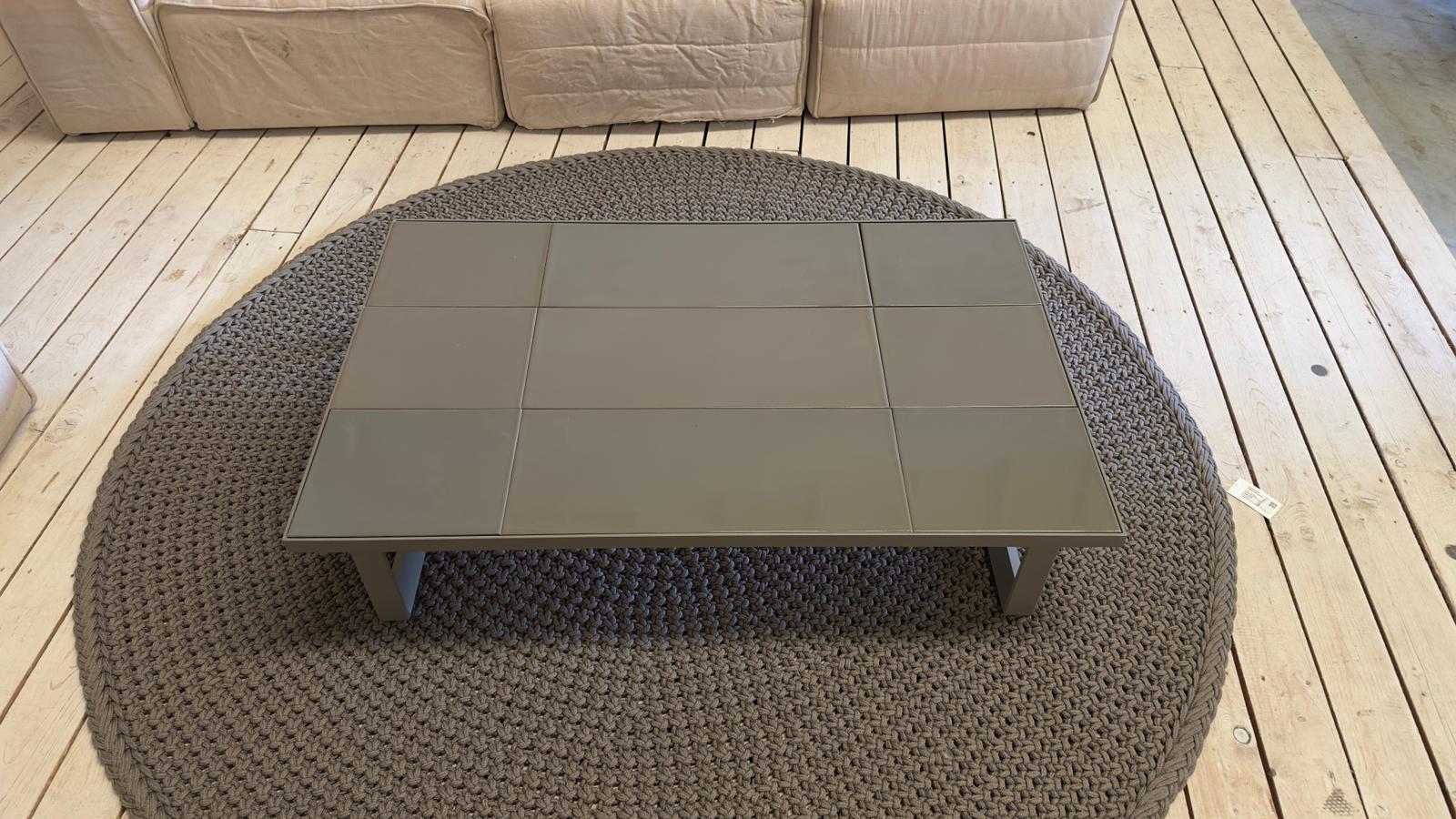 Table basse Cane-line GLAZE en pierre de lave émaillée, couleur taupe, provenant d'un modèle d'exposition