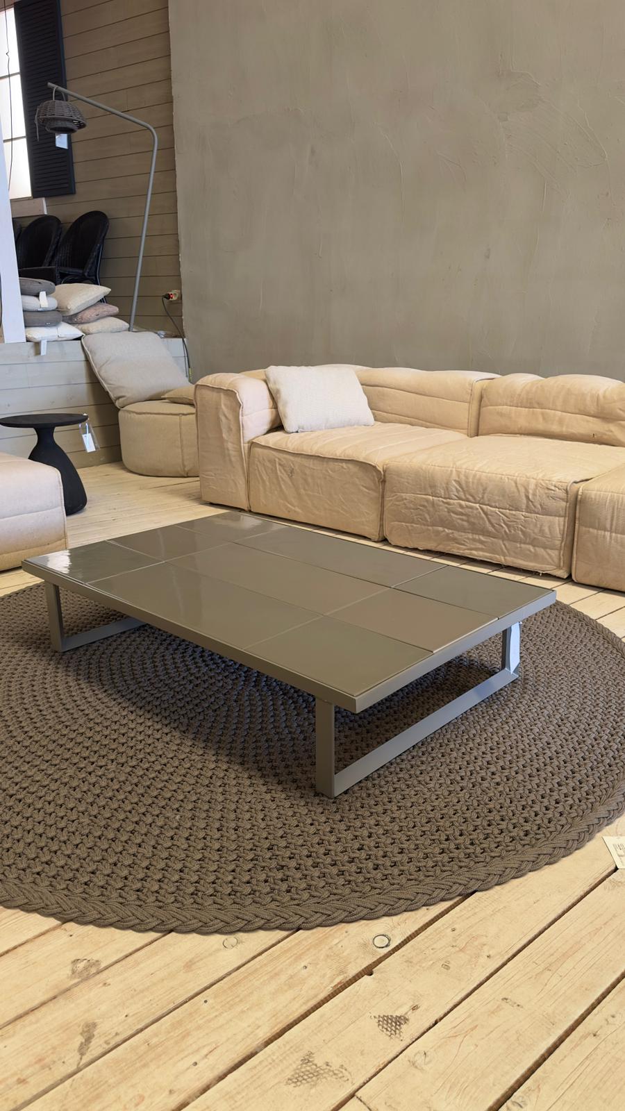 Table basse Cane-line GLAZE avec plateau en pierre de lave émaillée, couleur taupe