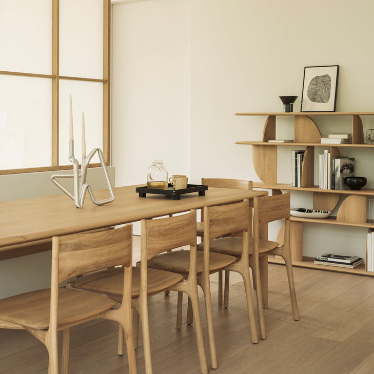 Massivholz-Tisch aus der PI Kollektion von Ethnicraft – organische Form und handgefertigtes Design mit natürlicher Eleganz.