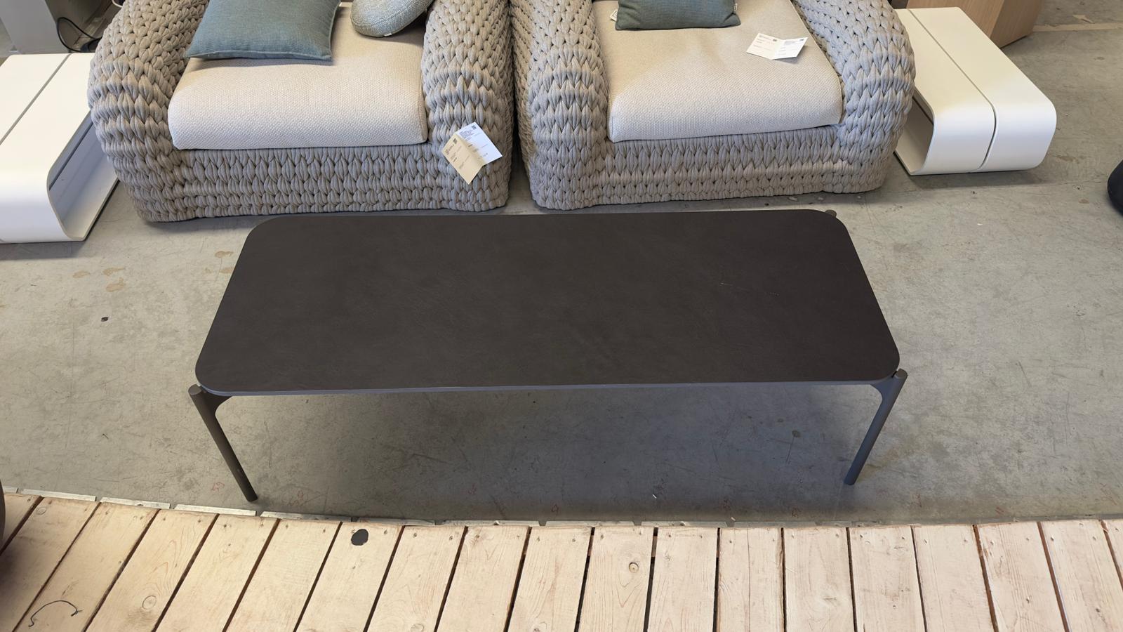 Table basse DEDON IZON, coloris Lave et Black Pepper, modèle d'exposition