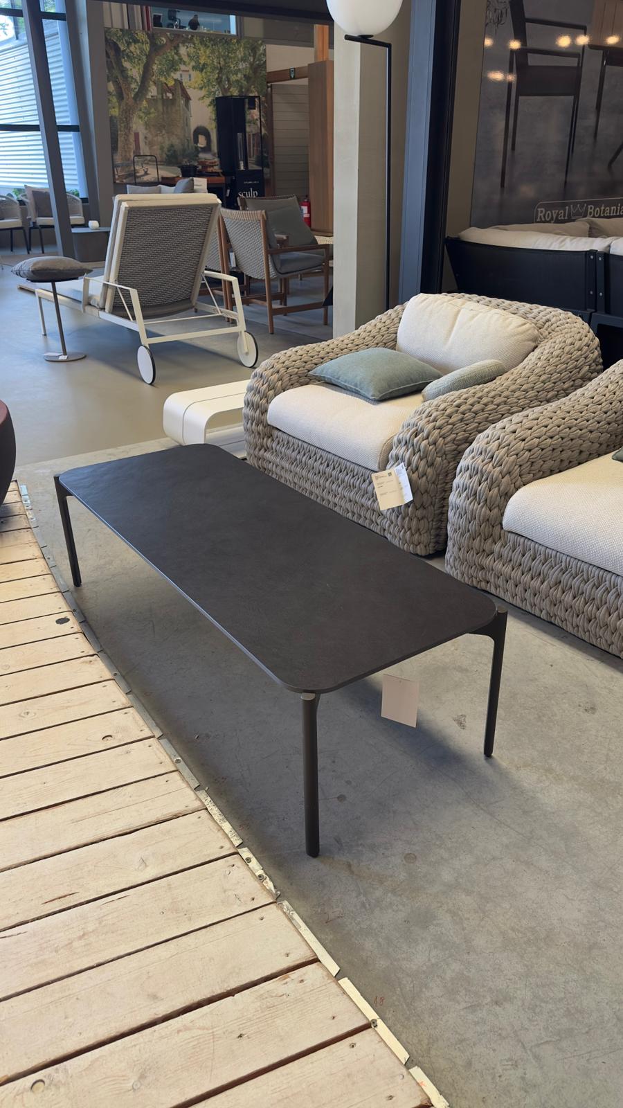 Table basse DEDON IZON avec plateau « Lave » et piètement « Black Pepper »