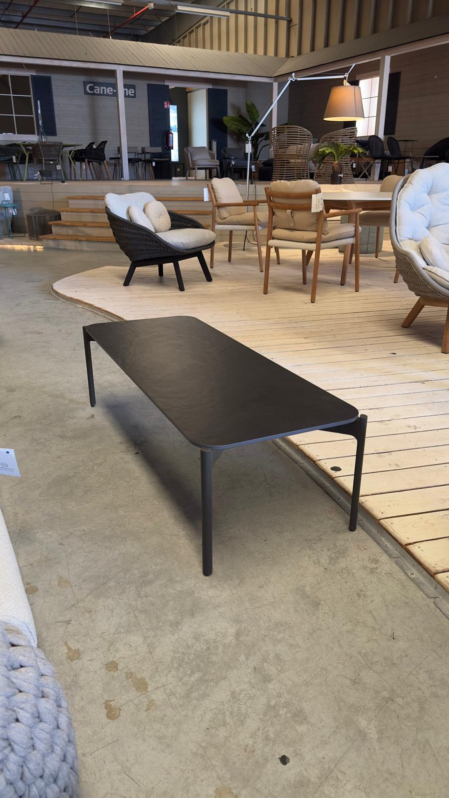 Table basse DEDON IZON, coloris Lave et Black Pepper, modèle d'exposition