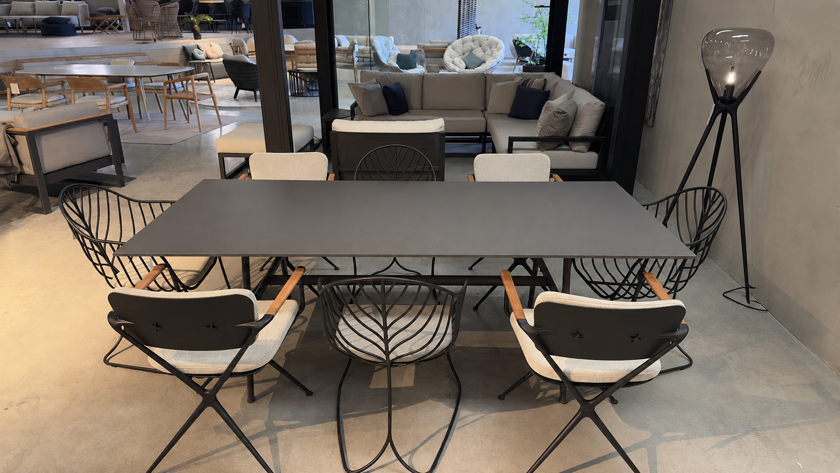 Table de jardin DEDON SEAX, coloris Black Pepper et Ebony, 220 × 100 cm