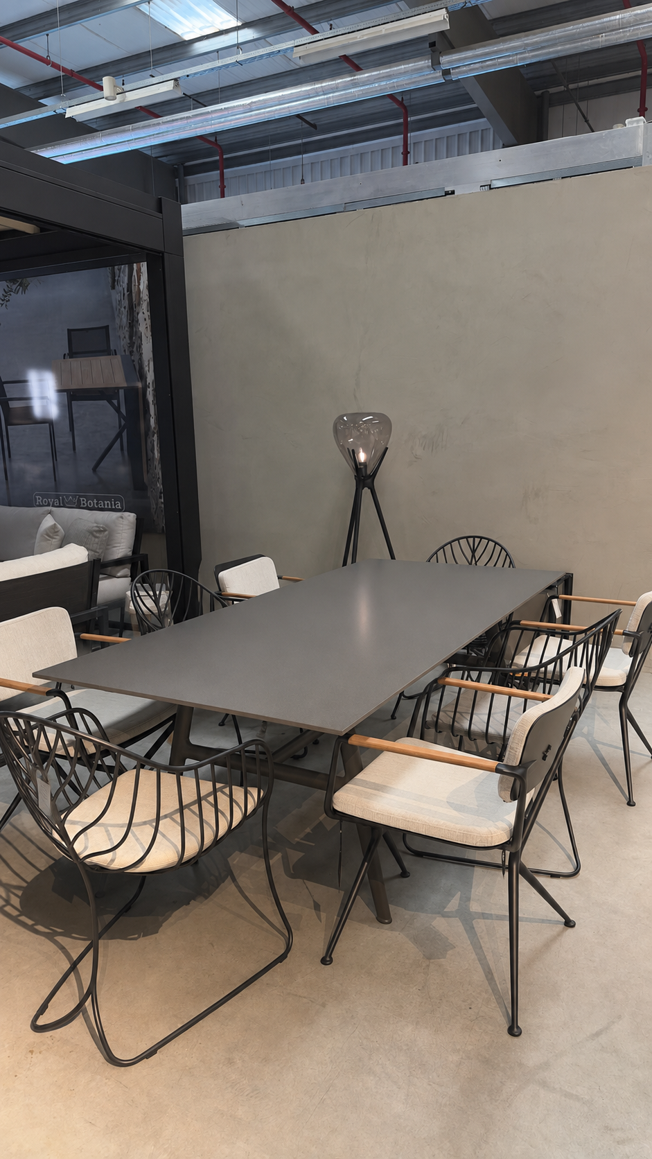 La table de jardin DEDON SEAX, dans les finitions Black Pepper et Ebony, vue en détail