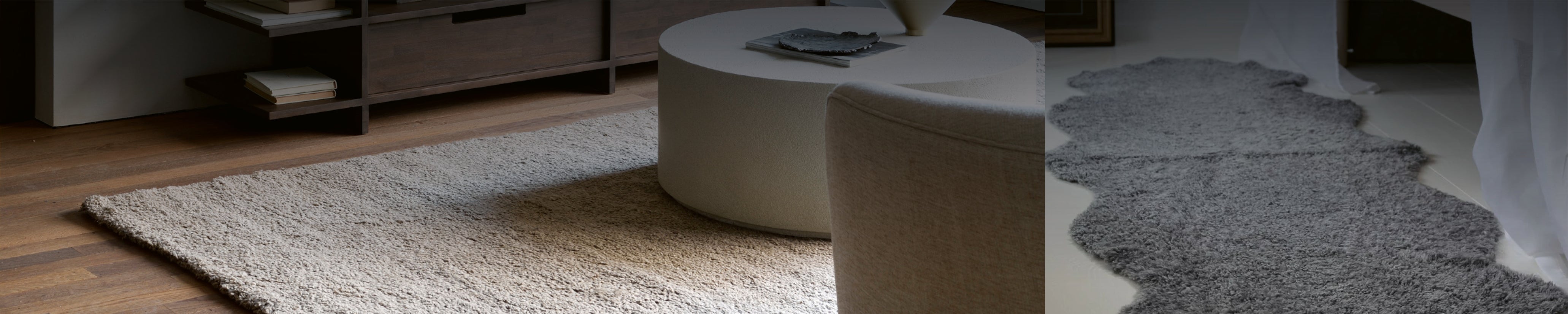 Wohnzimmer mit modernem Designerteppich in Naturton und runder Couchtisch auf Holzfußboden