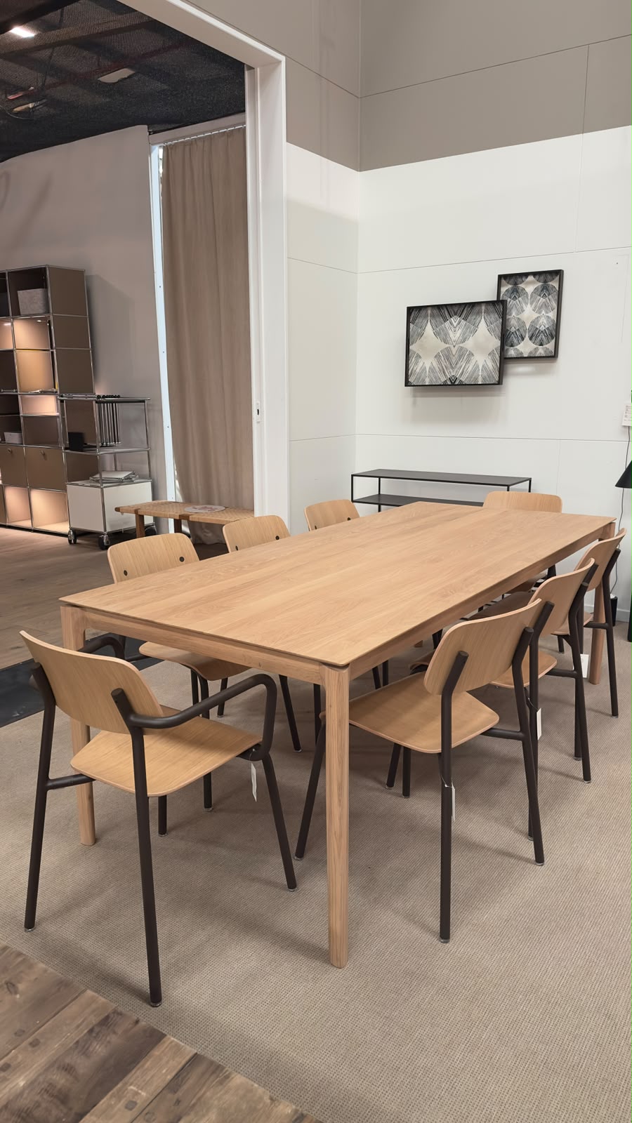 La table à manger BOK d'Ethnicraft en Chêne, avec ses pieds incurvés, vue en détail