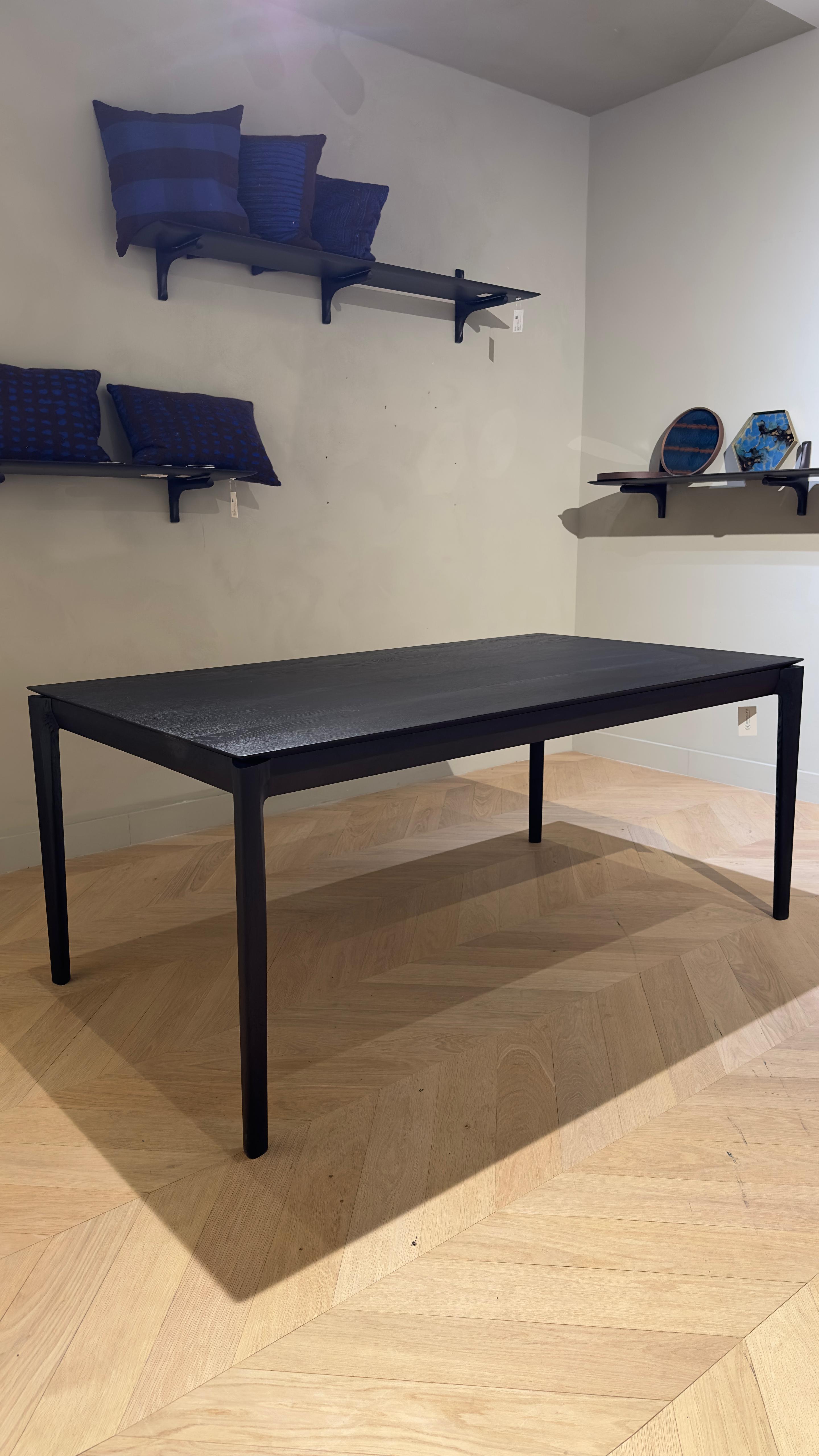 Table à manger d'Ethnicraft BOK en chêne noir avec rallonges