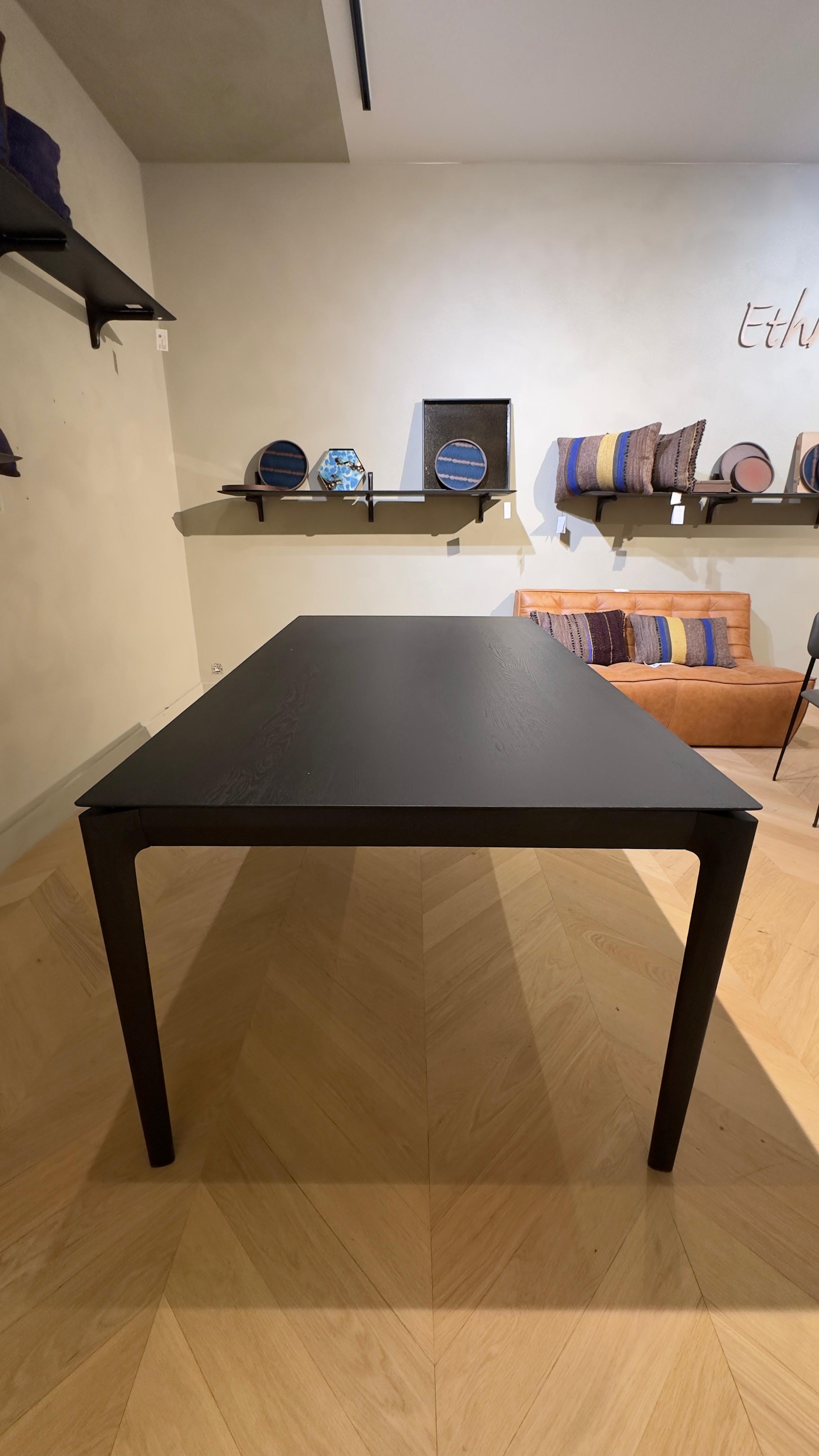 Table à manger BOK d'Ethnicraft en chêne noir, avec d'autres meubles dans la pièce