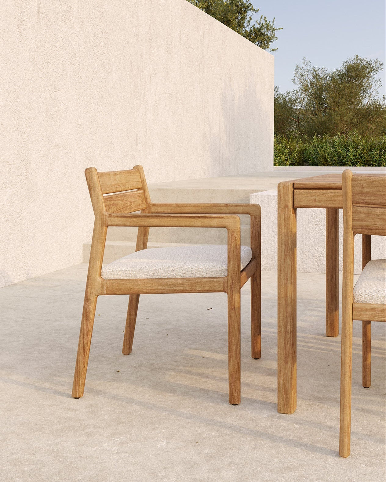 Detailansicht vom Gartentisch und Stuhl JACK OUTDOOR von Ethnicraft auf Terrasse