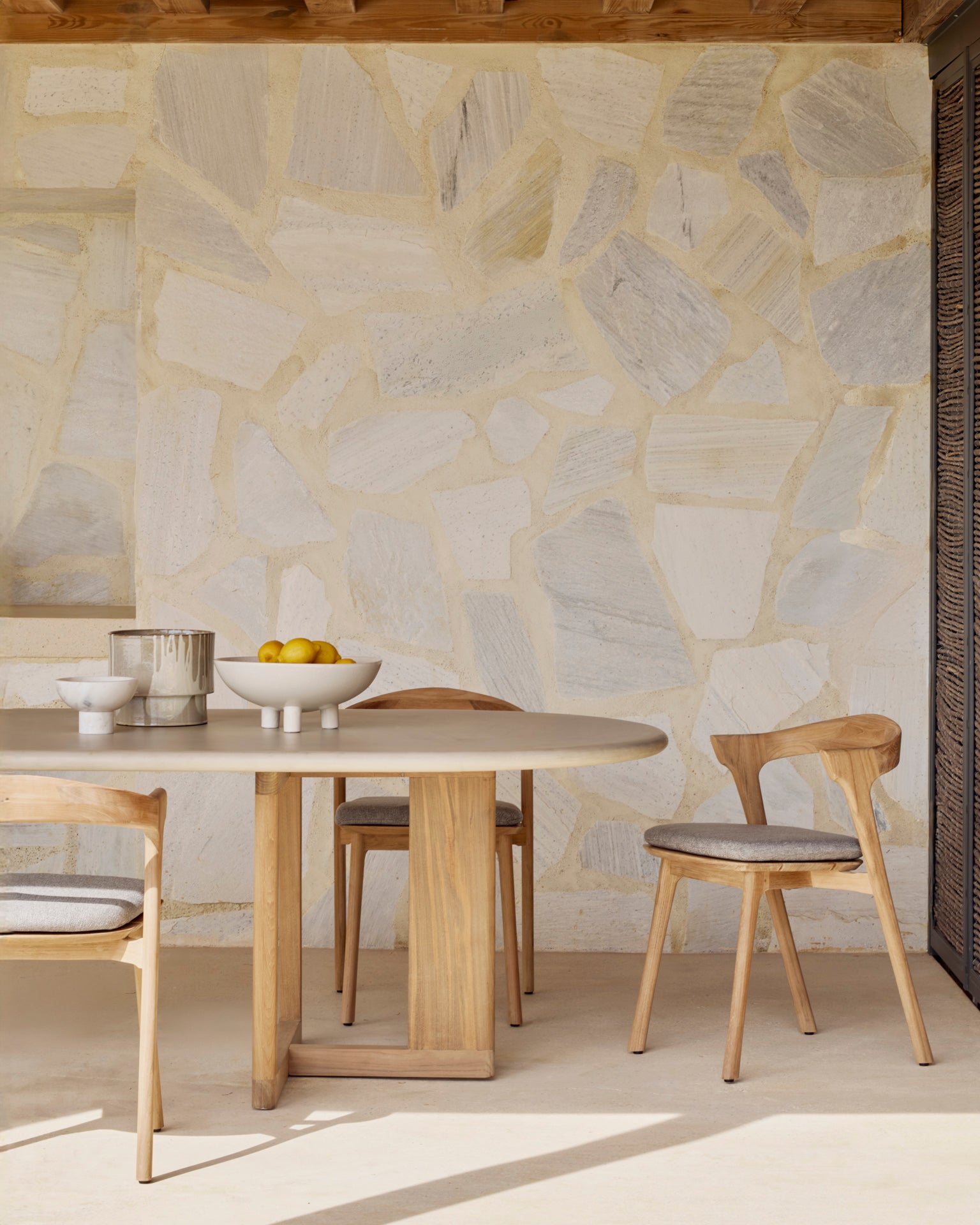 Table de jardin TRESTLE d'Ethnicraft avec sa chaise BOK caractéristique en teck