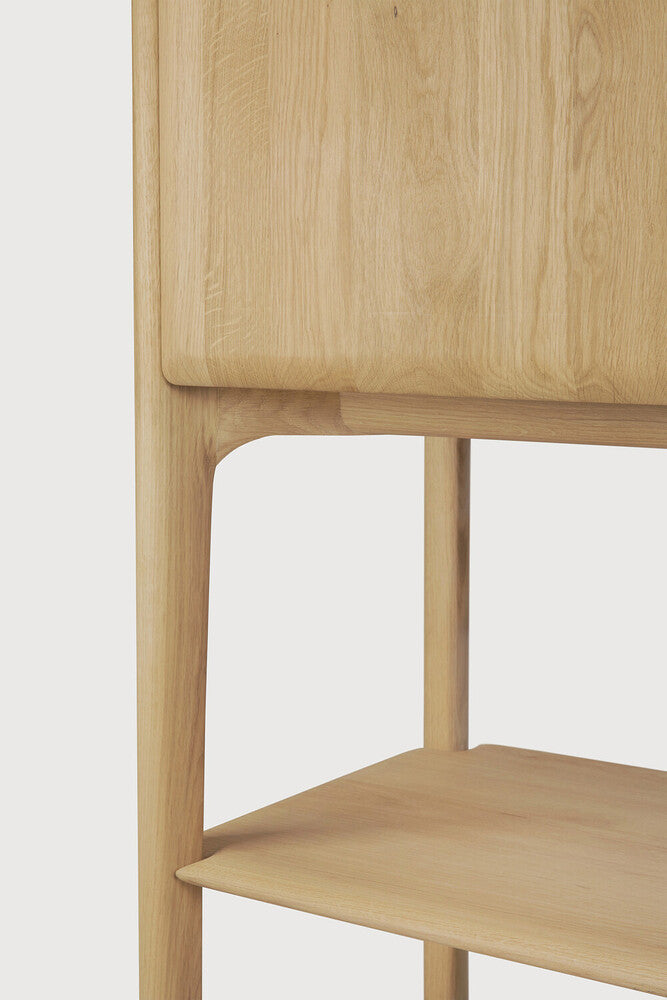 Detail der natürlichen Maserung beim Schrank PI von Ethnicraft aus massivem Holz