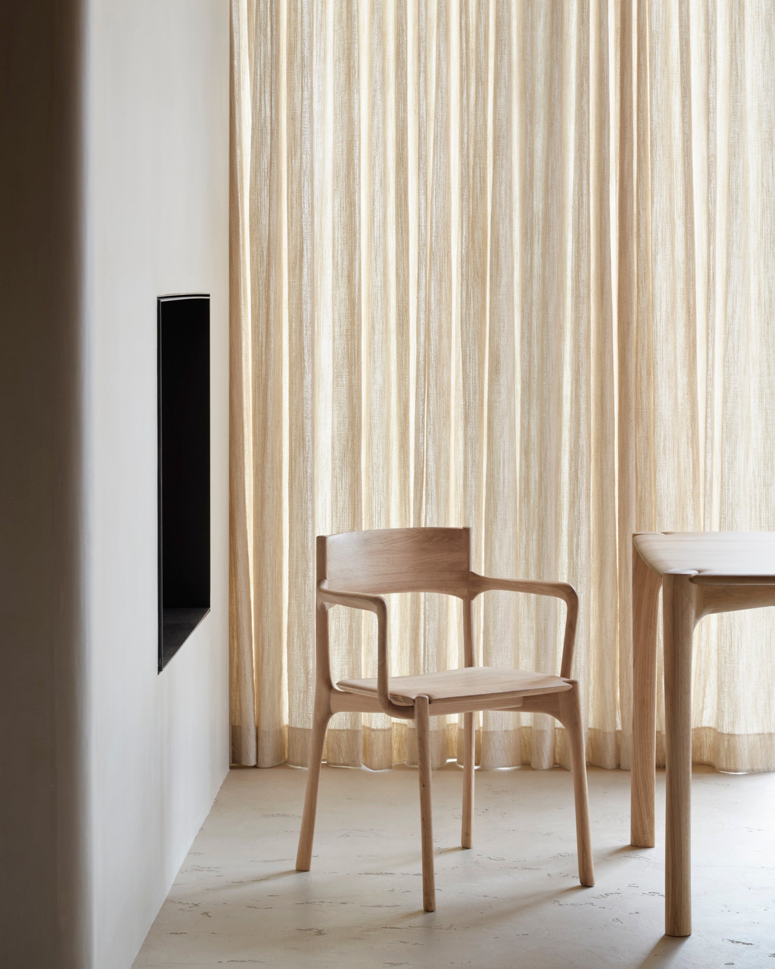 Ethnicraft PI chair made of oak in the modern dining area