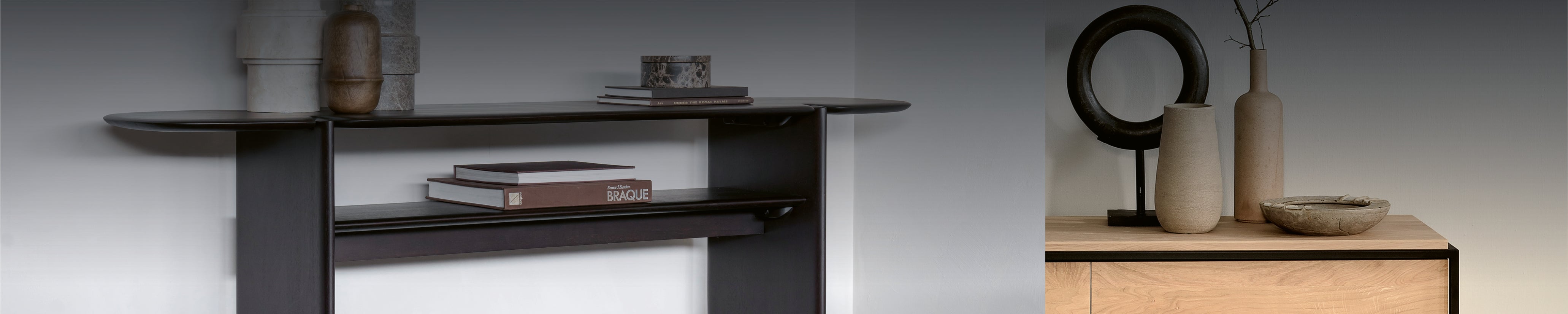 Zwei Ethnicraft Konsolen: helles Sideboard mit Stahlrahmen und dunkles Regal mit Ablagen – stilvolle Stauraummöbel in modernem Design.