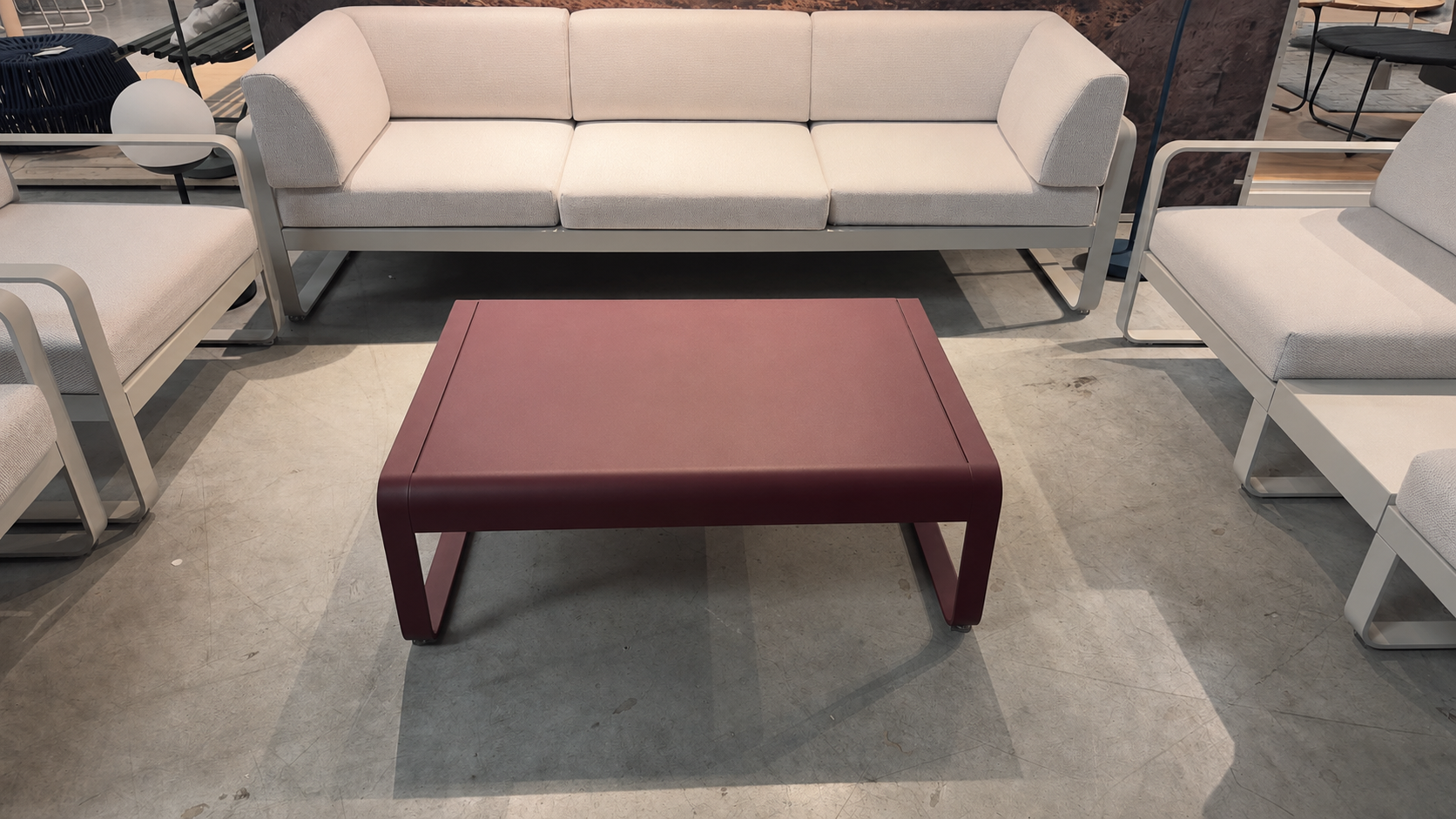 Table basse Fermob BELLEVIE en aluminium, couleur Cerise Noire, avec piètement en U