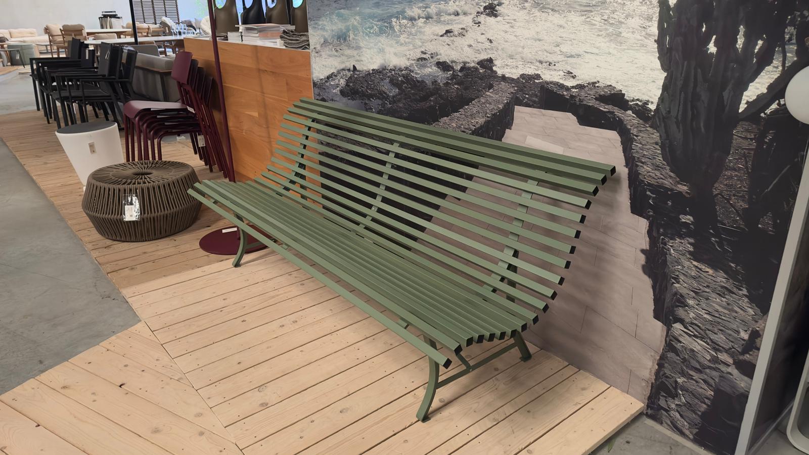 Banc de jardin Fermob LOUISIANE, modèle Cactus, en exposition