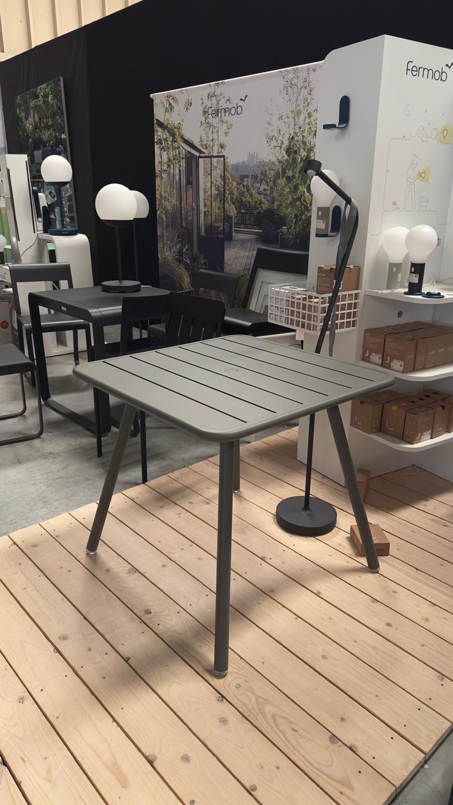 LUXEMBOURG : la table de jardin haute « Cactus », présentée en détail en tant que modèle d'exposition