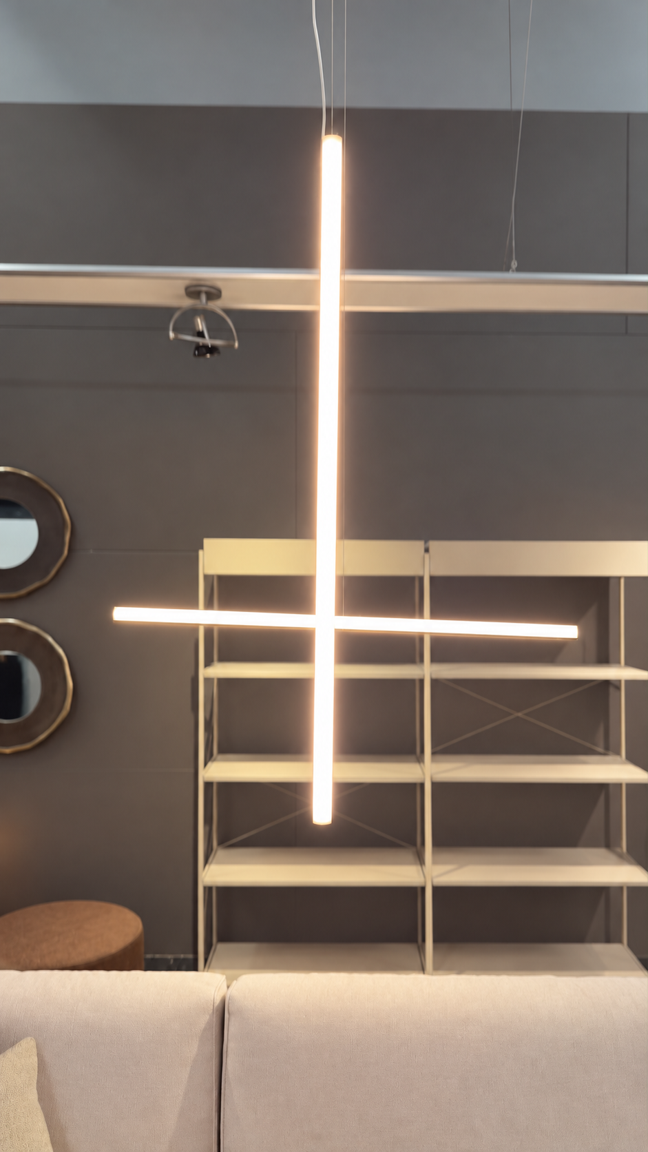 Suspension LED COORDINATES S1 de Flos, exposée dans le showroom
