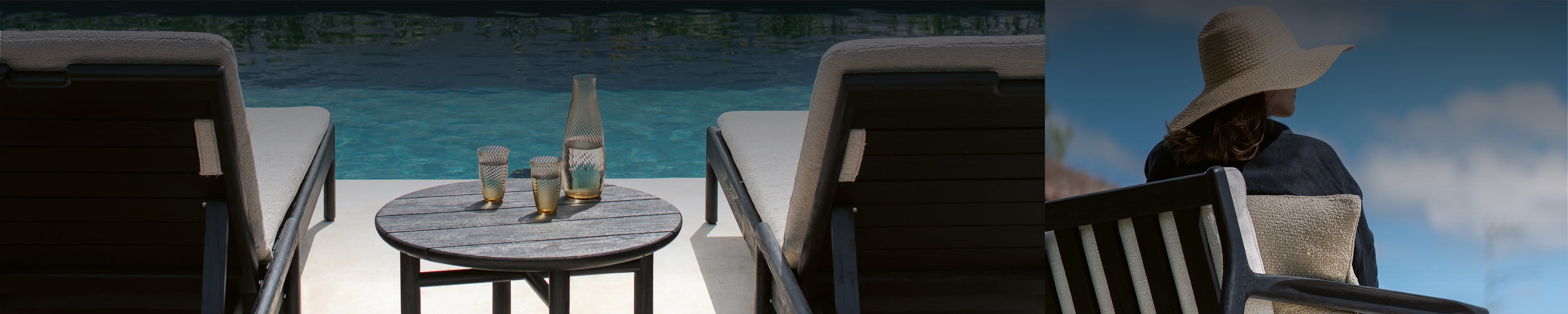 Zwei Outdoor-Loungesessel mit rundem Beistelltisch und Gläsern am Poolrand