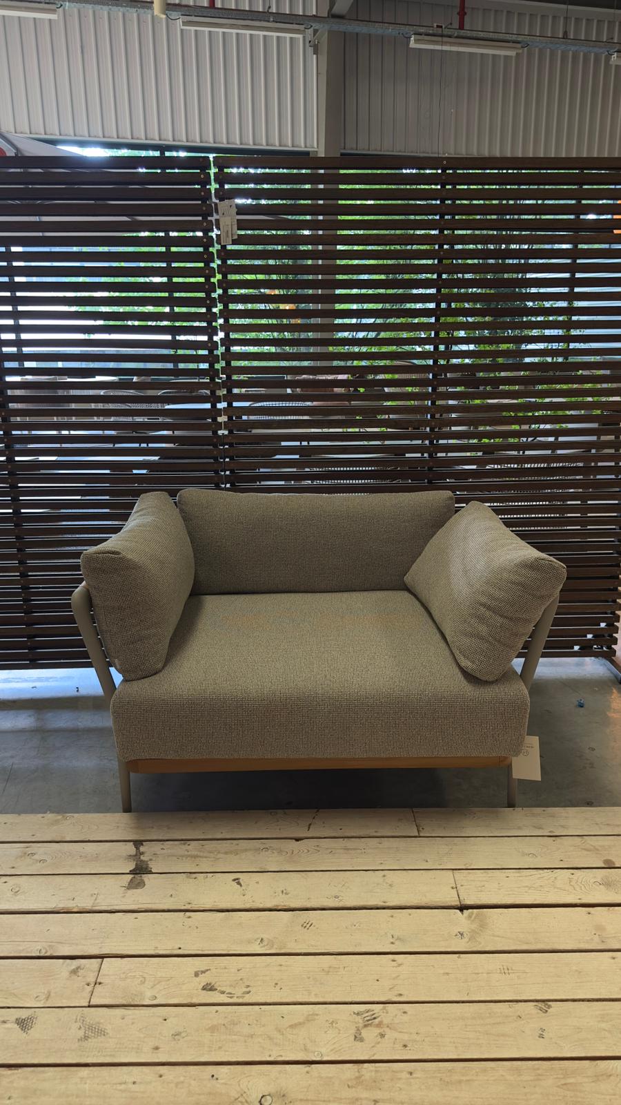 Fauteuil de jardin Manutti FLOWS en AF13 Flint et teck, avec coussins en tissu C175