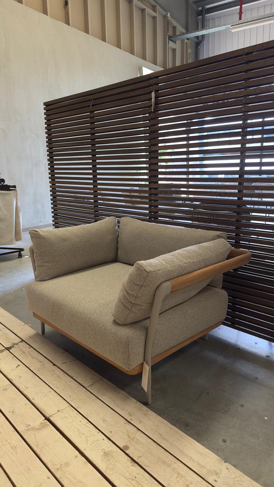Le fauteuil de jardin Manutti FLOWS en teck avec rembourrage en tissu C175, vu en détail