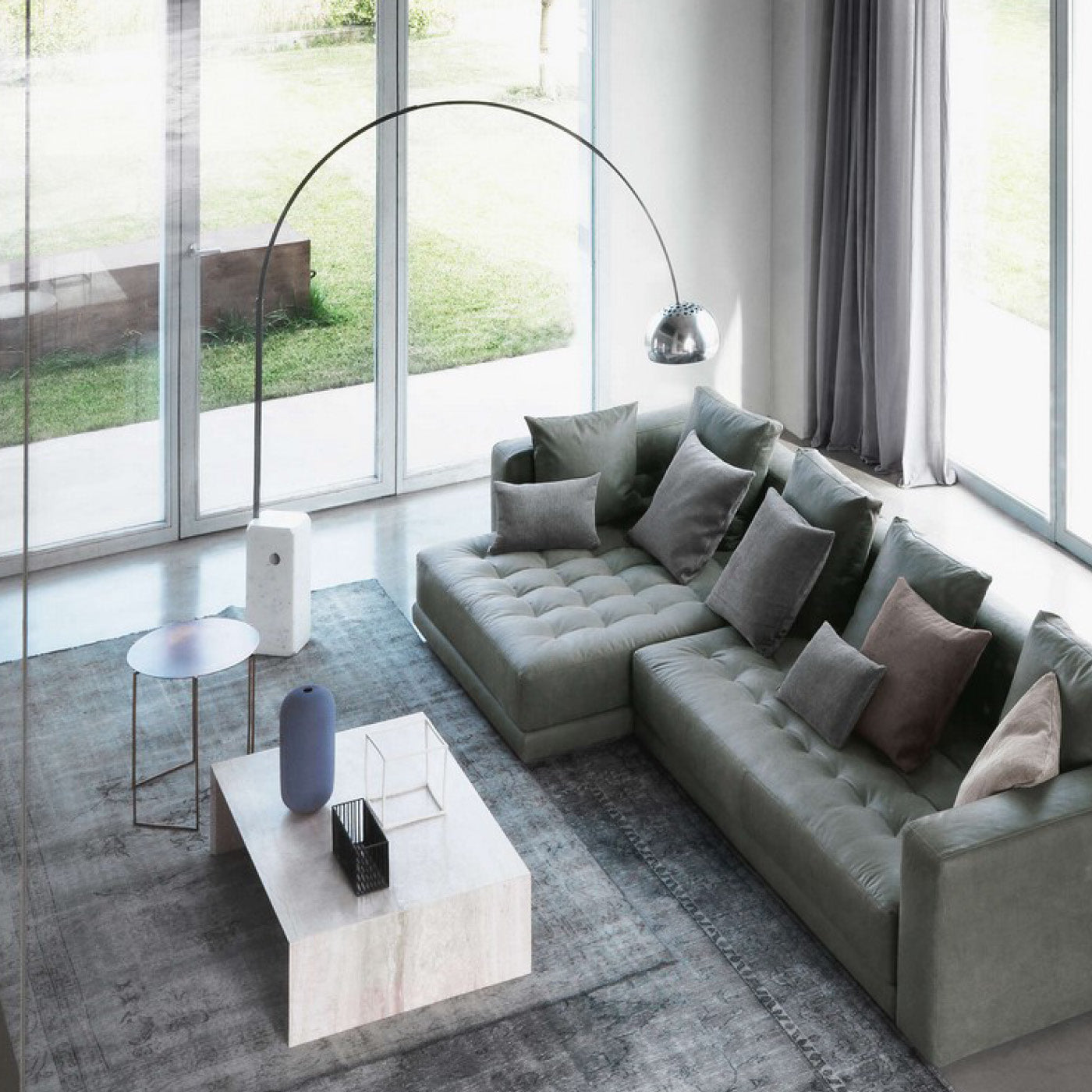 Flos-Stehlampe in modernem Wohnzimmer mit Ecksofa.