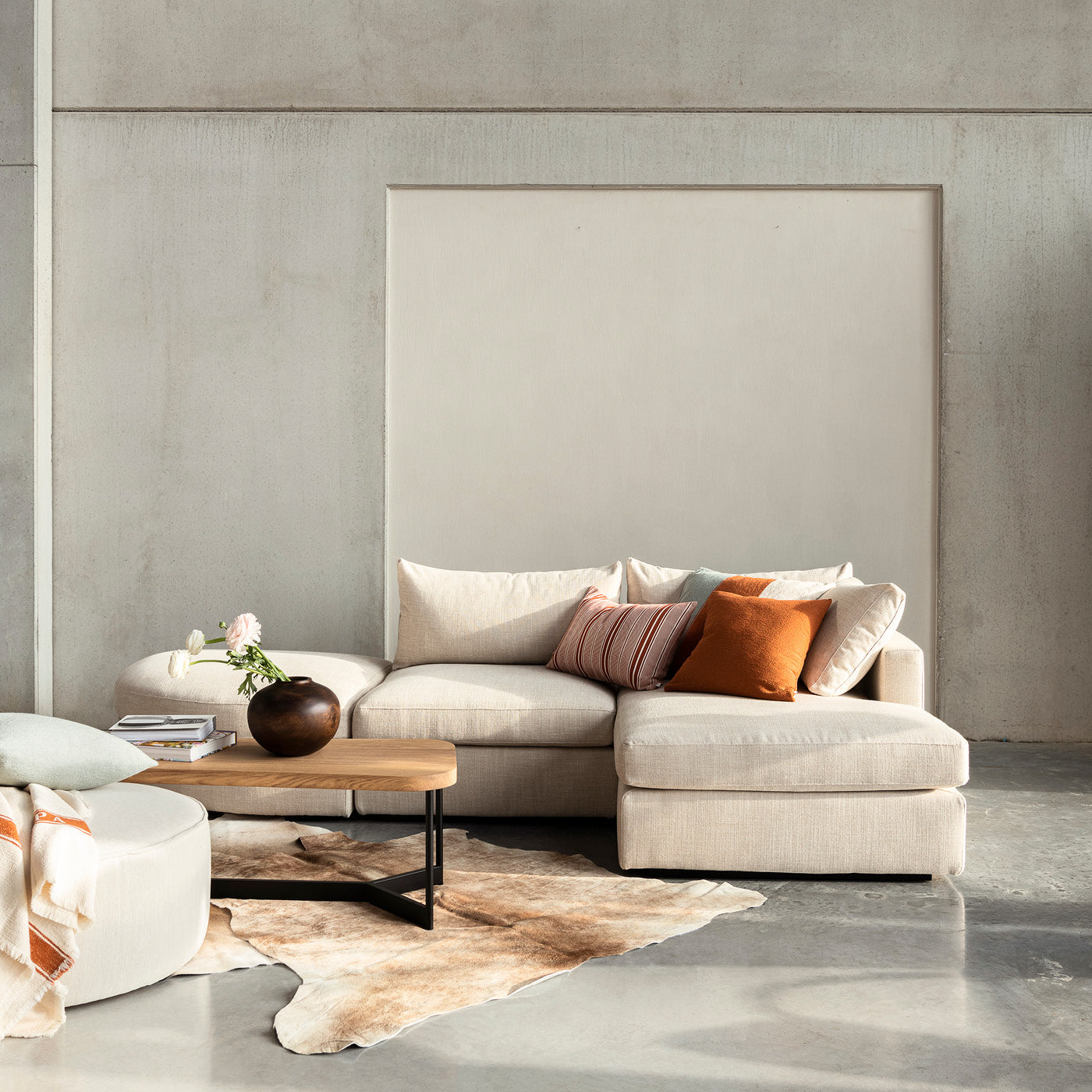 Helles Sofa mit Kissen, Couchtisch und Teppich von Scapa Home