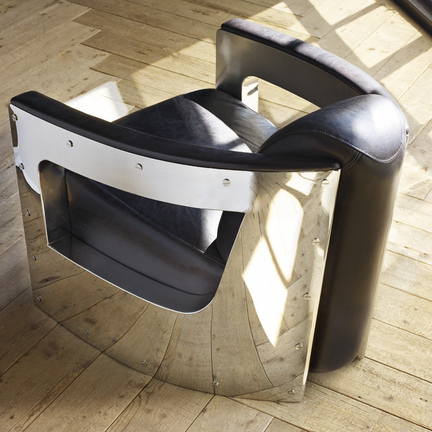 Moderner Timothy Oulton Stuhl mit Metall- und Lederdesign.