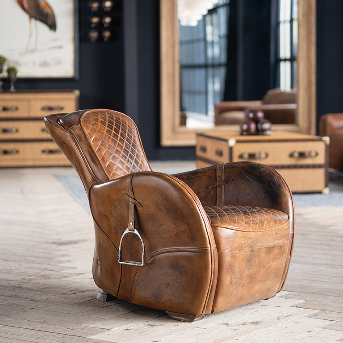 Timothy Oulton Sessel mit braunem Leder und Steigbügel.