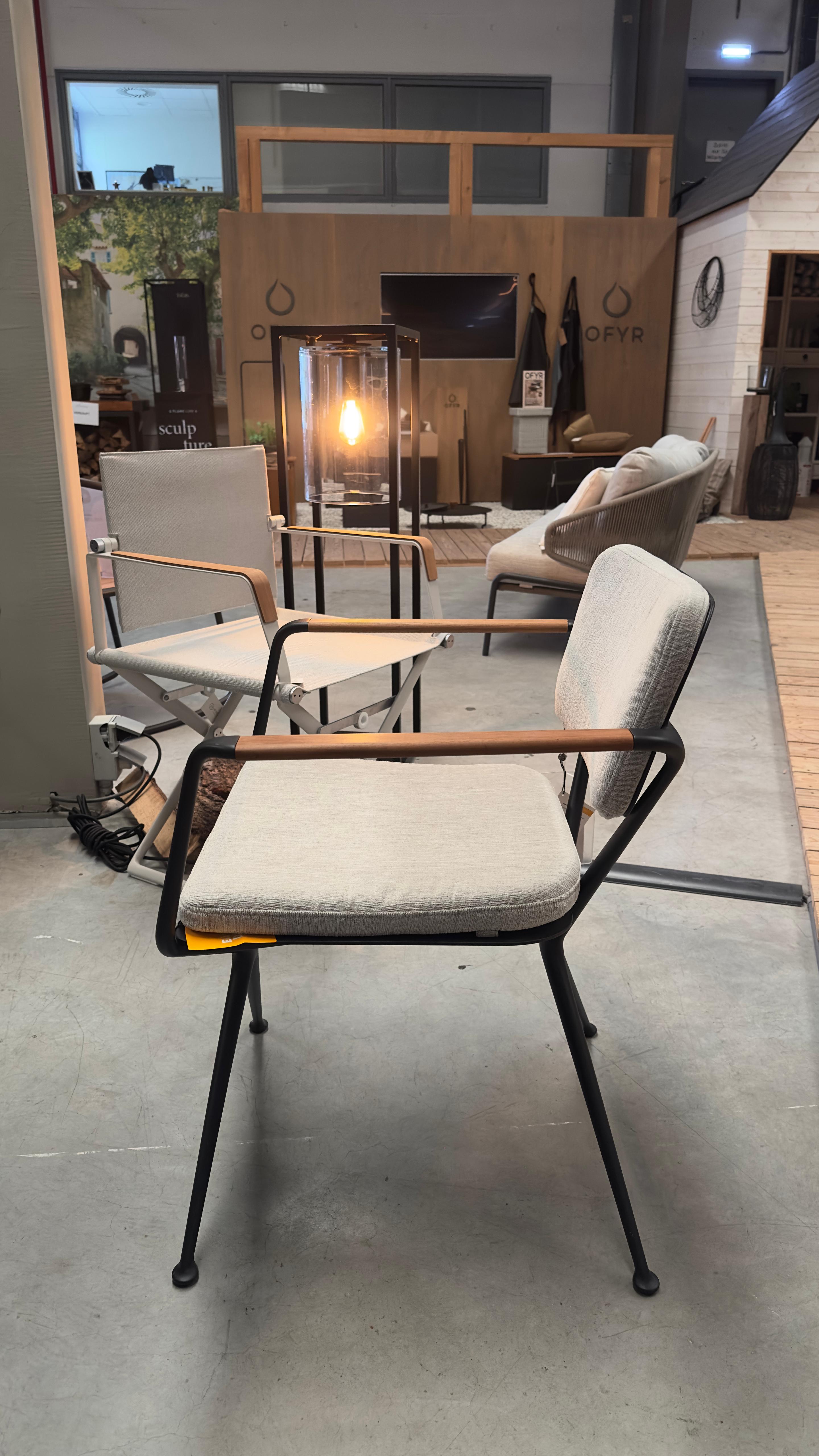 La chaise de jardin EXES de Royal Botania, en aluminium avec deux coussins « Silver Velvet », vue en détail