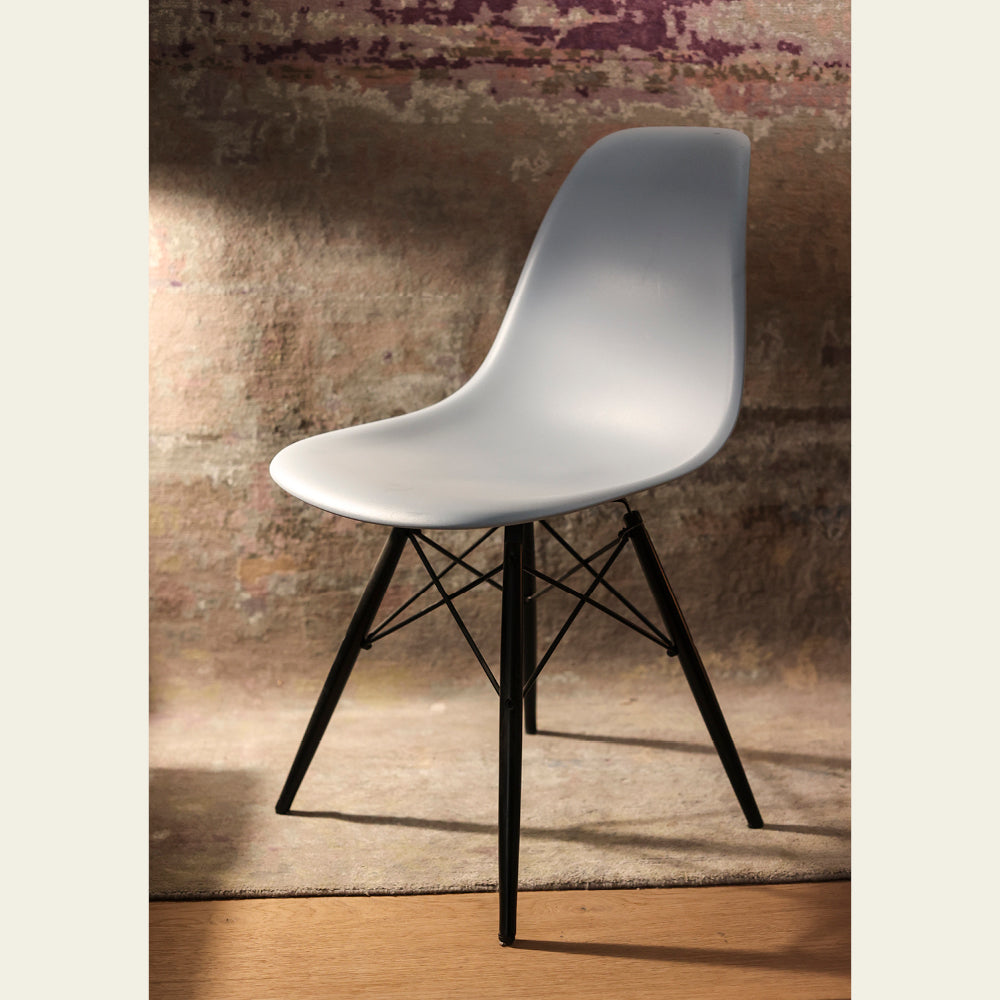 EXPO Vitra EAMES chair with wooden frame