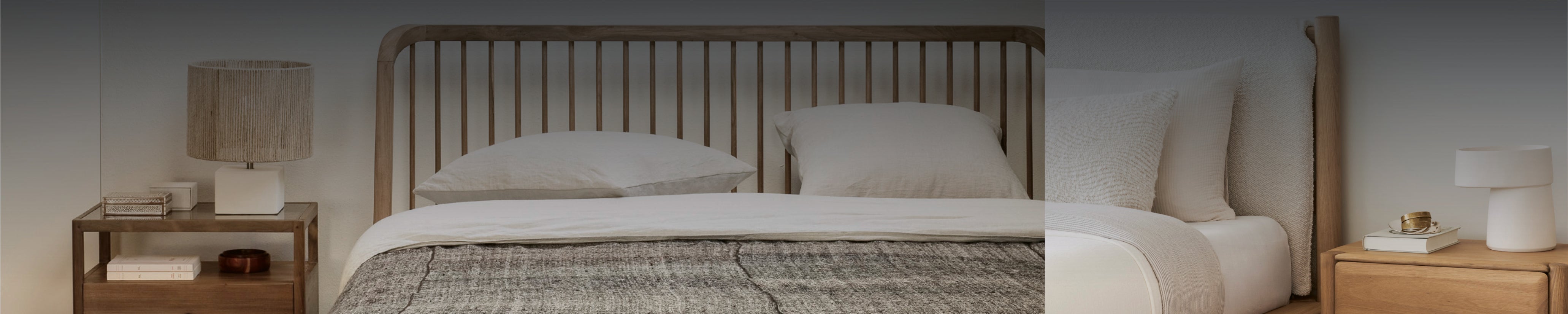 Schlafzimmer mit Holzbett, Nachttisch und weichen Textilien in heller, entspannter Atmosphäre