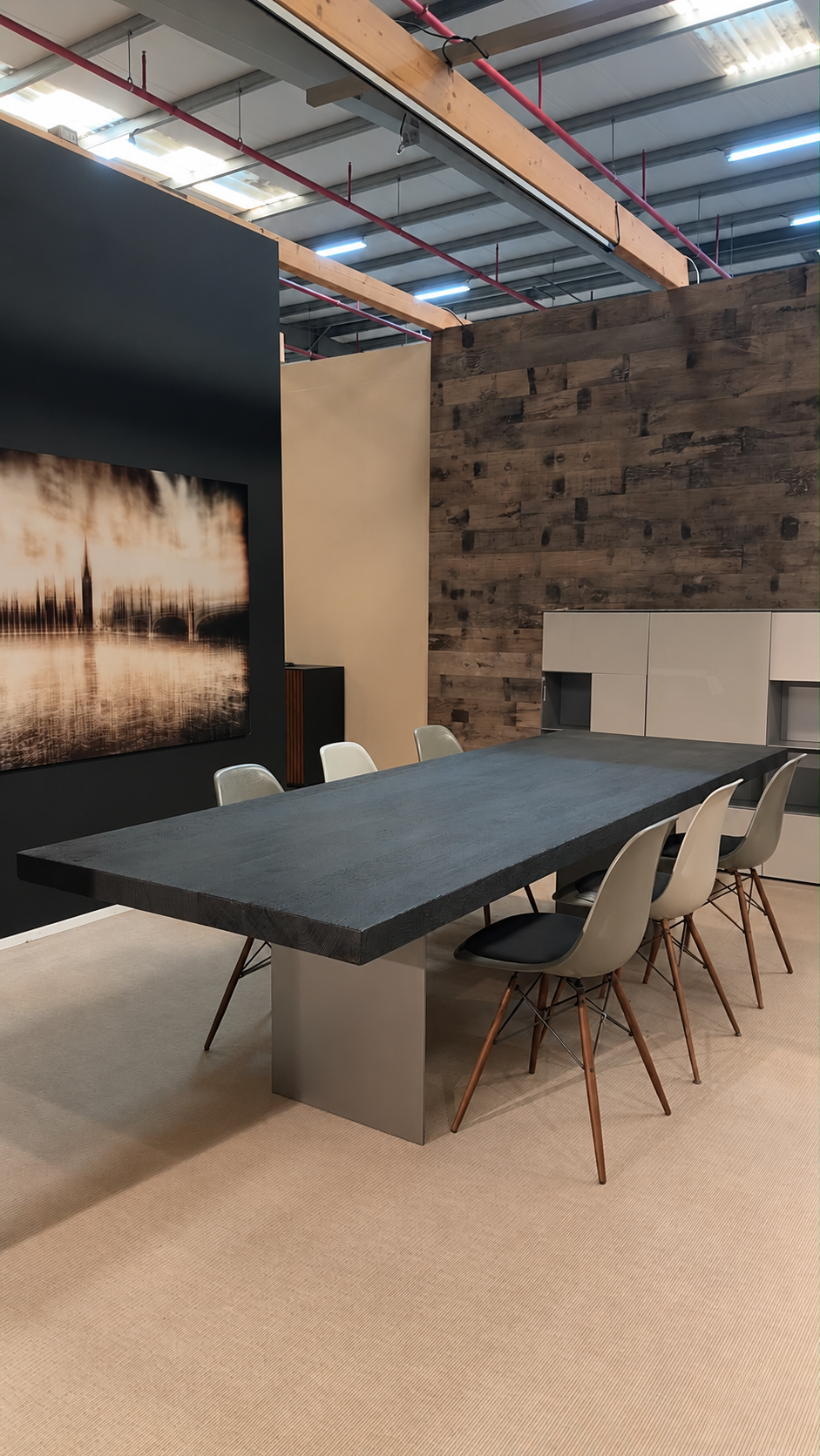 La table à manger Mammut de Scholtissek ZETT avec son piètement en fer noir, vue en détail