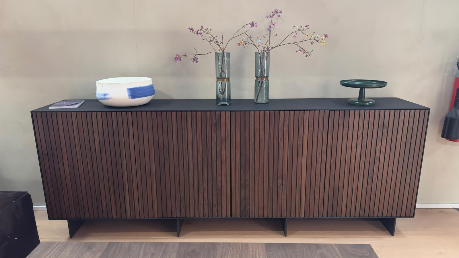 Commode Rodam TAKARA en Chêne noir et noyer, vue de face