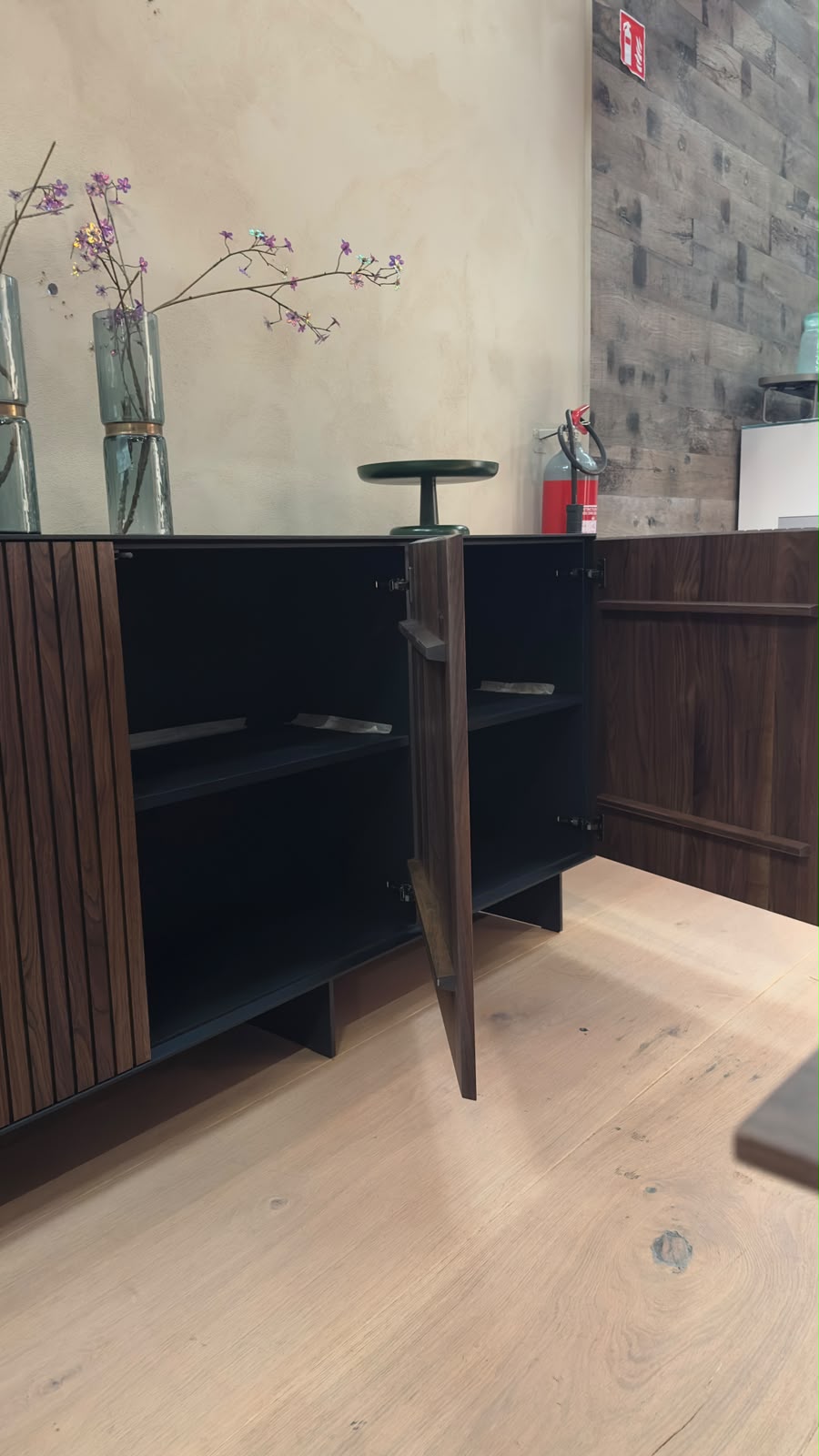 Commode Rodam TAKARA avec façade en noyer fendu, présentée en exposition dans le salon