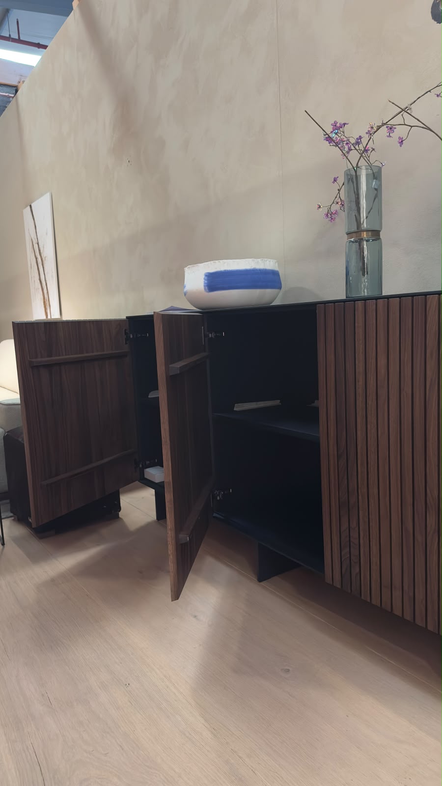 Commode Rodam TAKARA avec façade en noyer fendu 