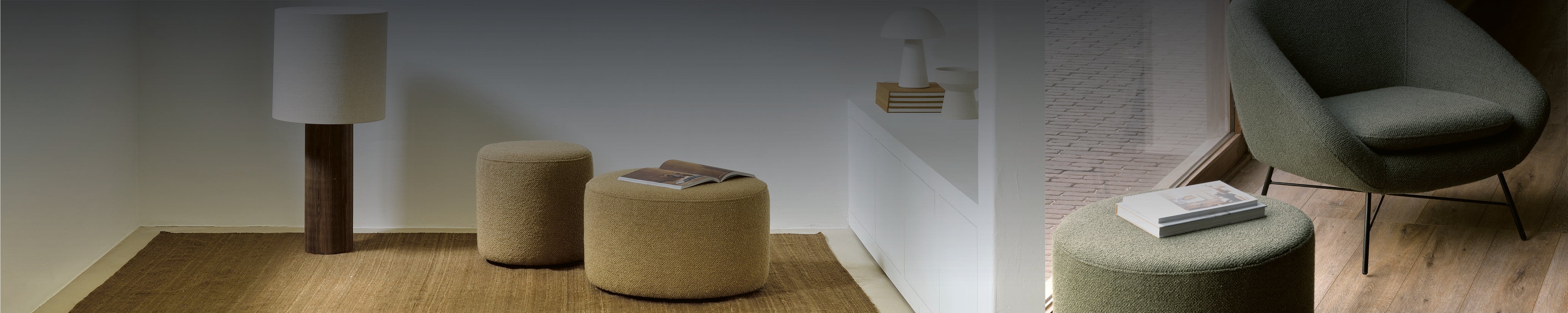 Zwei runde Poufs aus Stoff in Naturtönen als flexible Sitzmöbel auf Teppich im Wohnbereich
