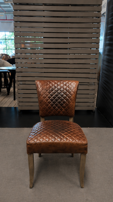 Chaise MIMI QUILT de Timothy Oulton en cuir « Buck'dN Brok'n », modèle d'exposition
