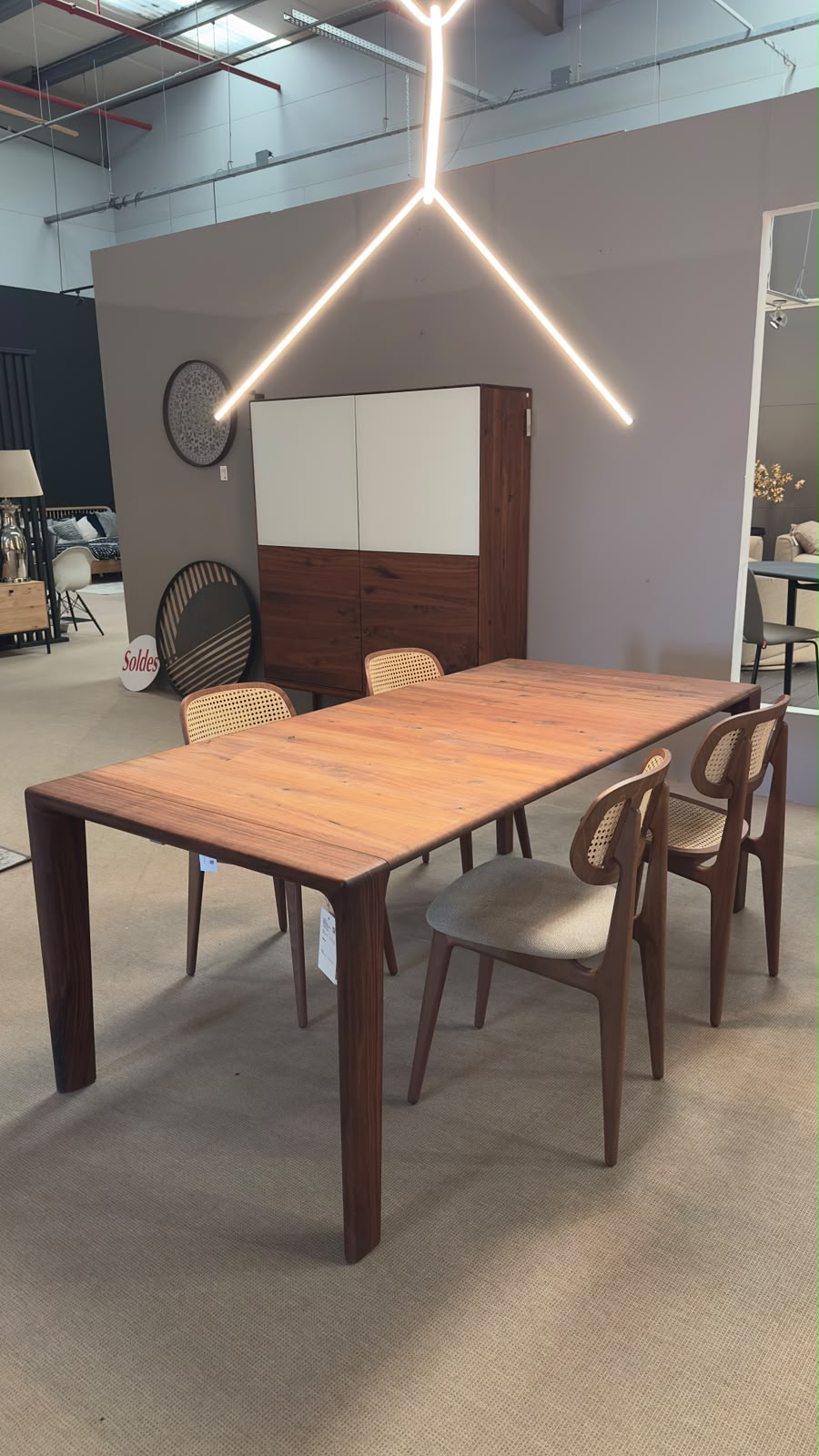 Table à manger FUGO de Scholtissek en noyer, avec un piètement en bois aux formes organiques