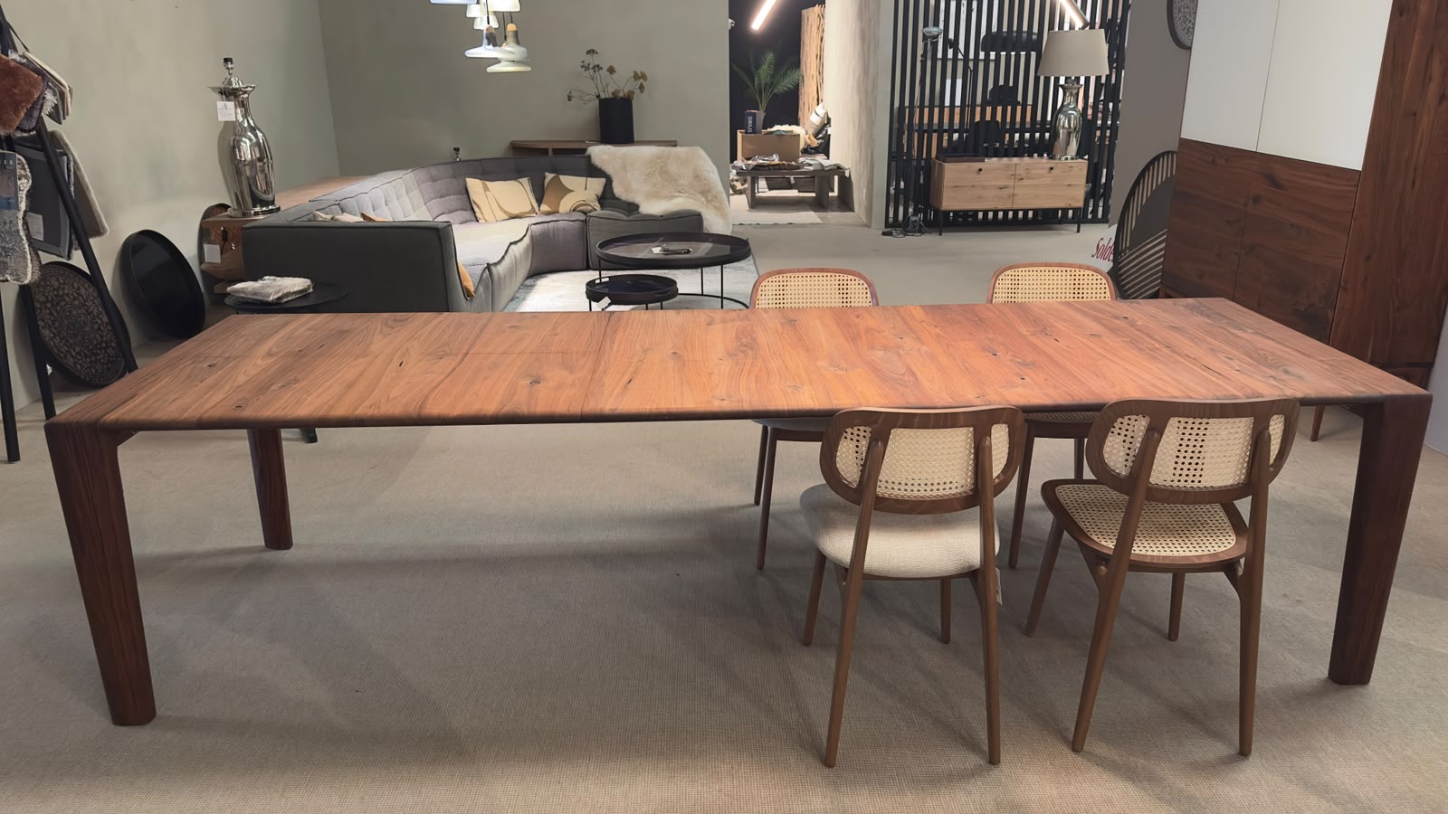 Table à manger Scholtissek FUGO en noyer avec plateau coulissant, vue de l'intérieur