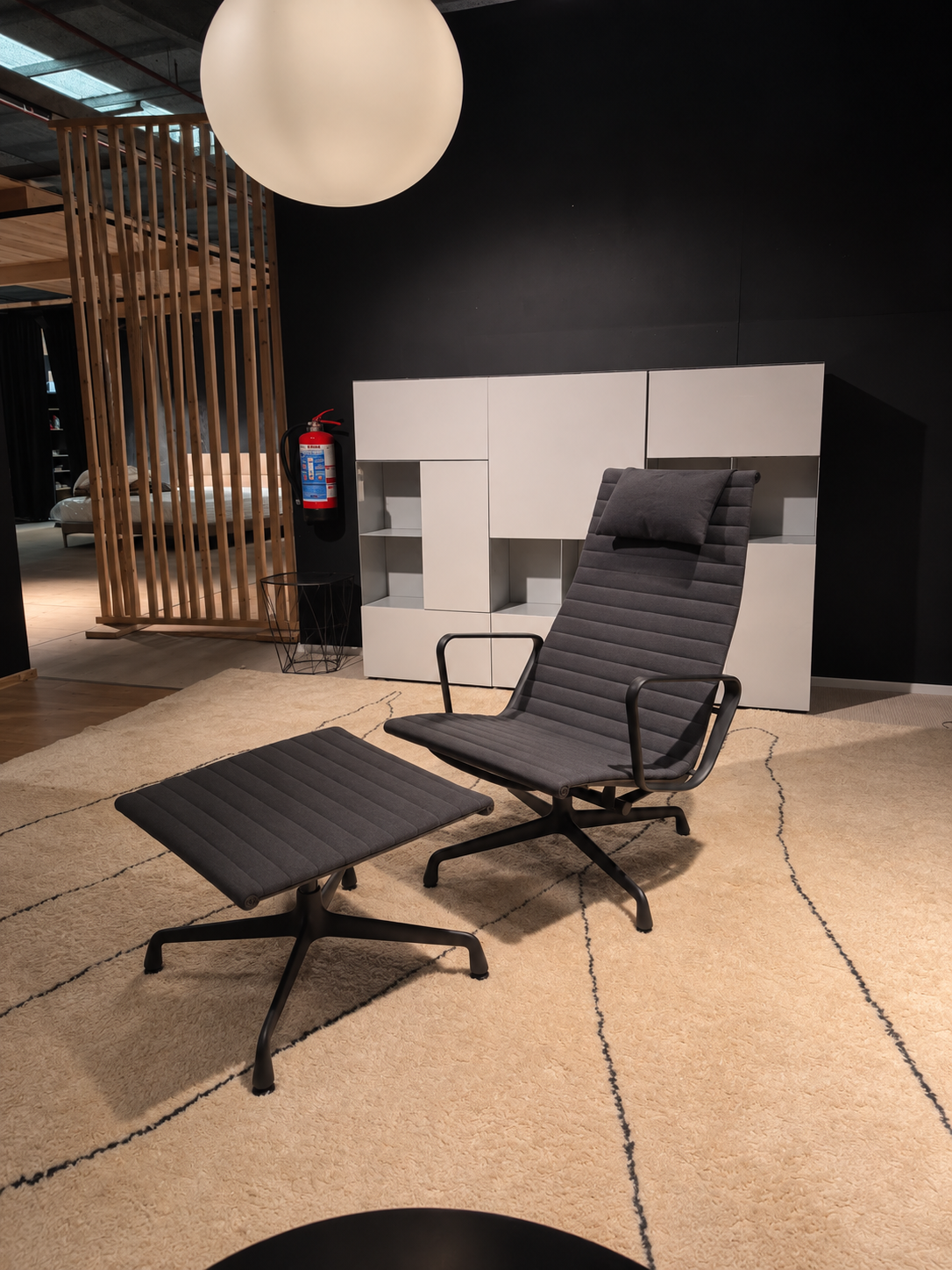 A closer look at the Vitra EAMES EA 125 lounge chair from the Aluminum Group with Hopsak upholstery