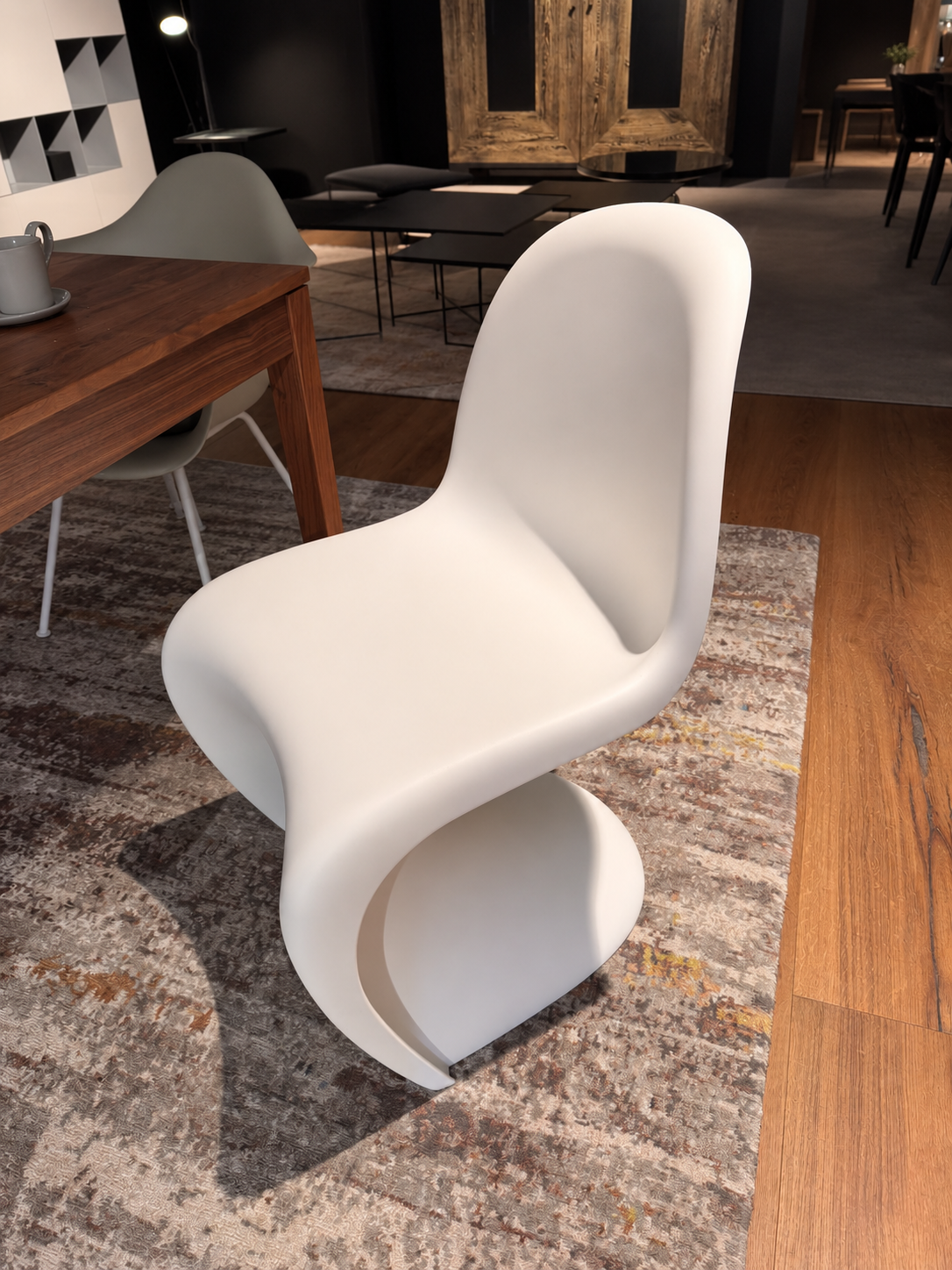 Chaise PANTON de Vitra, blanche, avec sa forme en S caractéristique qui oscille librement