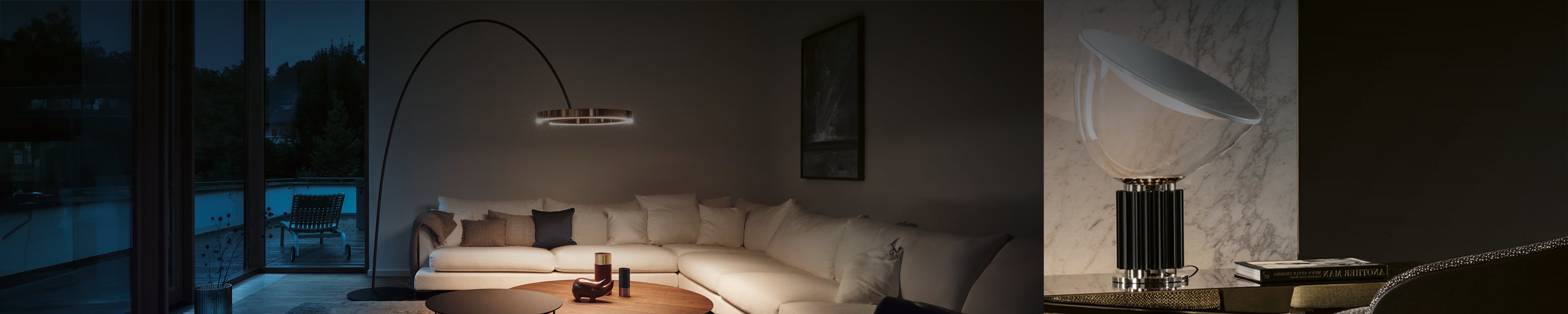 Wohnzimmer bei Abendlicht mit Design-Stehleuchte MITO von Occhio neben dem Sofa und skulpturaler Tischleuchte aus Glas von Flos