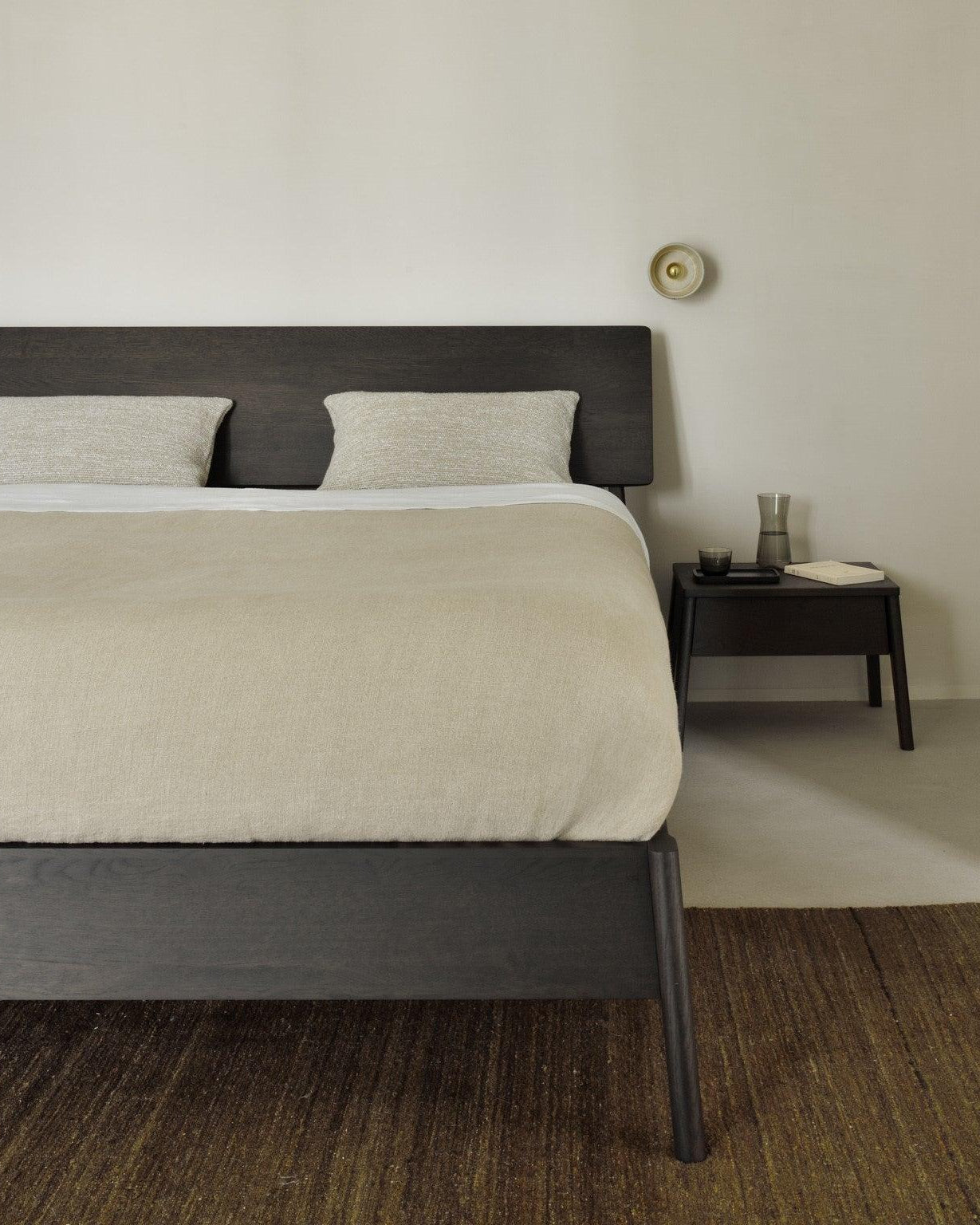 AIR Bett aus dunkel lackierter Eiche in 180x200 cm – stilvolles Statement im modernen Schlafzimmer