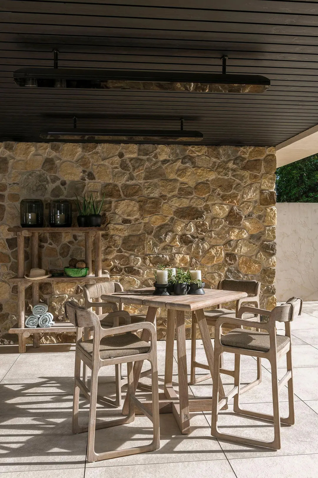 Barstuhl SALLY von Gommaire mit Bartisch auf Terrasse – eleganter Teak-Barstuhl mit Sitzkissen im modernen Outdoor-Barbereich