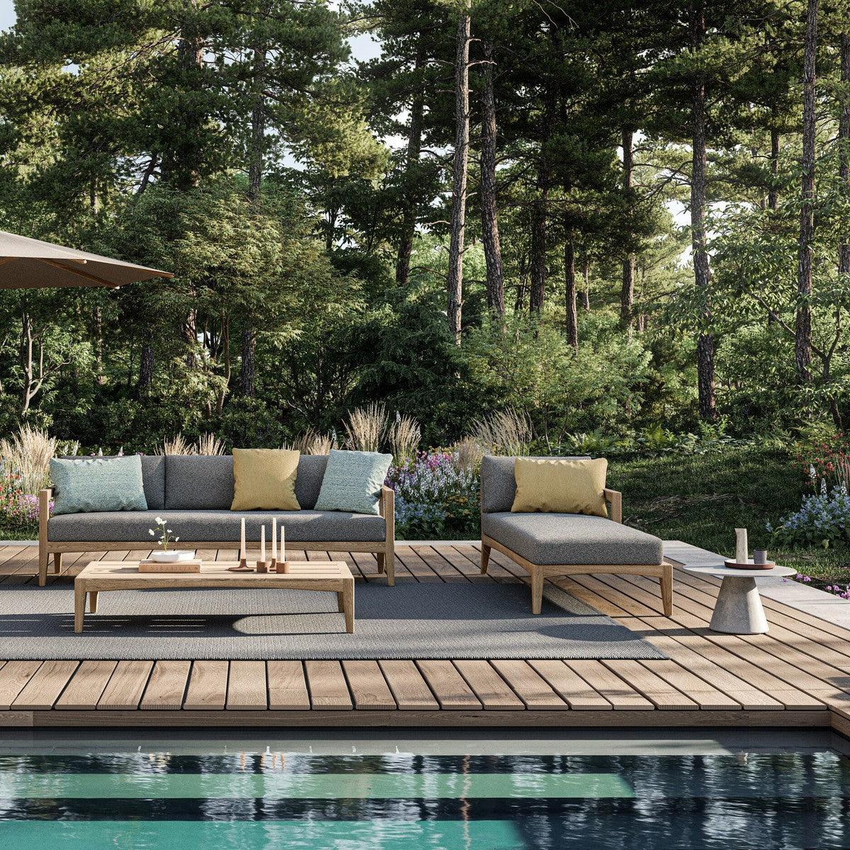 CONIX Beistelltisch auf einer exklusiven Pool-Lounge mit Blick auf Wasser und Landschaft – modernes Outdoor-Design auf höchstem Niveau